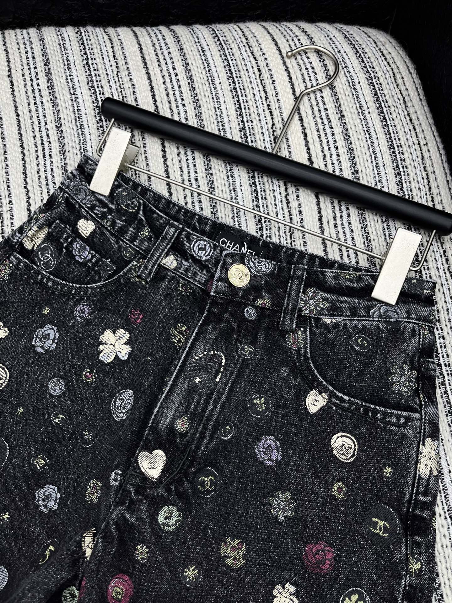 🛒𝐍𝐄𝐖 · 𝟐𝟎𝟐5/爆款现货【原版订制】 Chan*｜25经典涂鸦童趣款印花牛仔短裤 工艺款 高端设