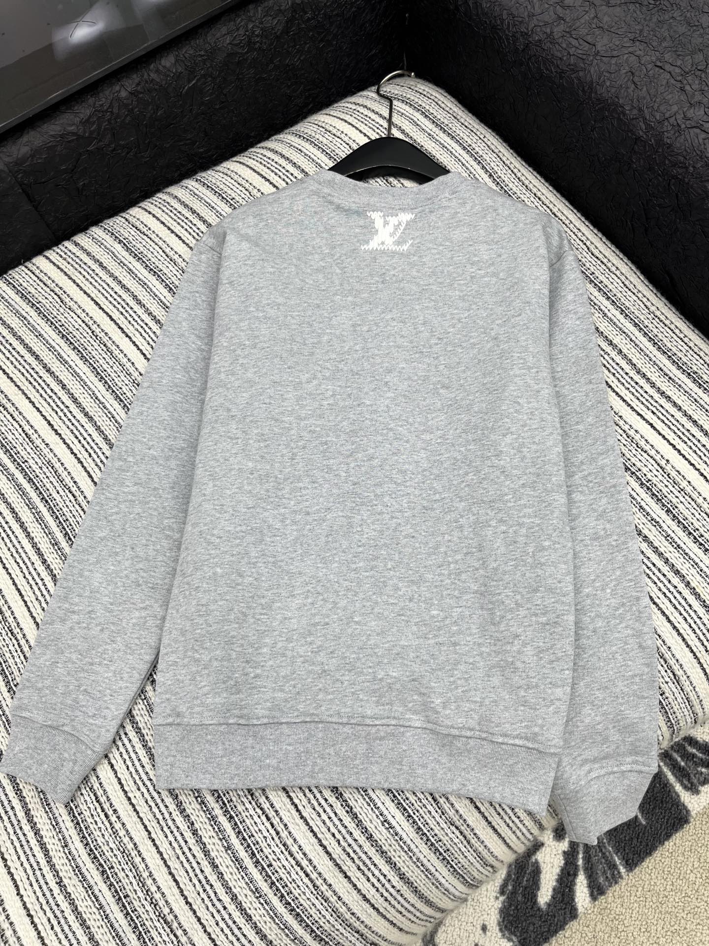 🛒𝐍𝐄𝐖 · 𝟐𝟎𝟐5/爆款现货【原版定制】Lv*｜25早秋经典撞色粗针绣花字母圆领卫衣干净利落的裁剪，