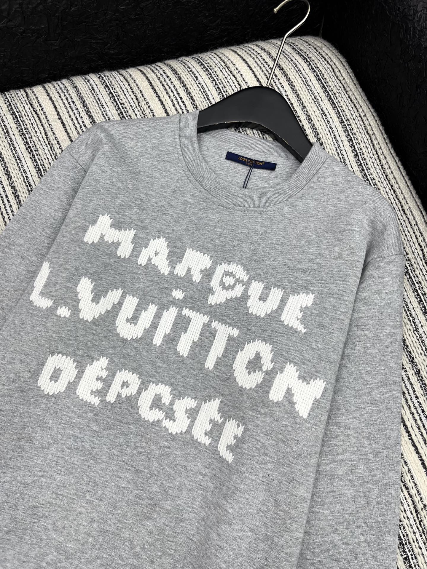 🛒𝐍𝐄𝐖 · 𝟐𝟎𝟐5/爆款现货【原版定制】Lv*｜25早秋经典撞色粗针绣花字母圆领卫衣干净利落的裁剪，