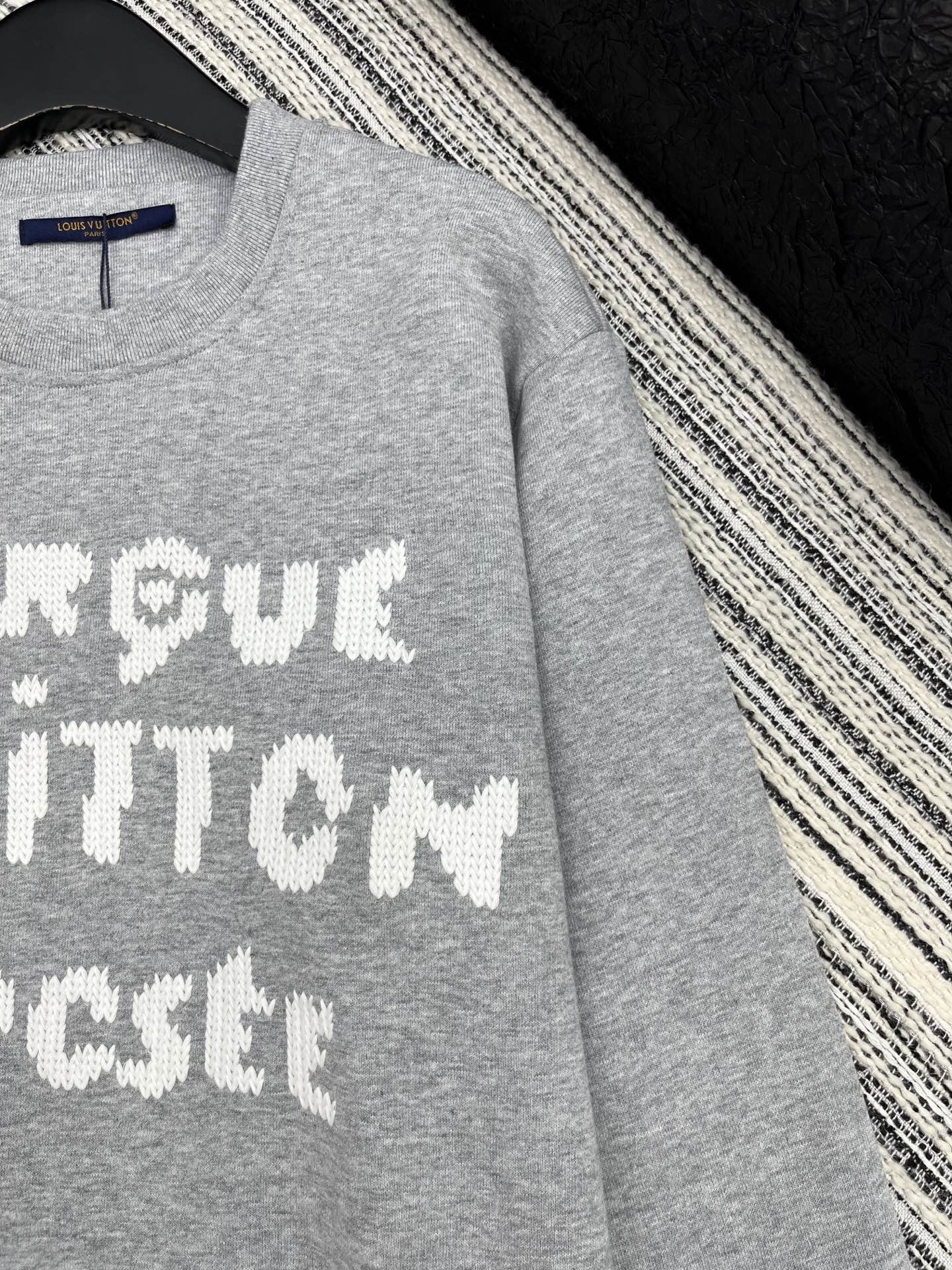 🛒𝐍𝐄𝐖 · 𝟐𝟎𝟐5/爆款现货【原版定制】Lv*｜25早秋经典撞色粗针绣花字母圆领卫衣干净利落的裁剪，