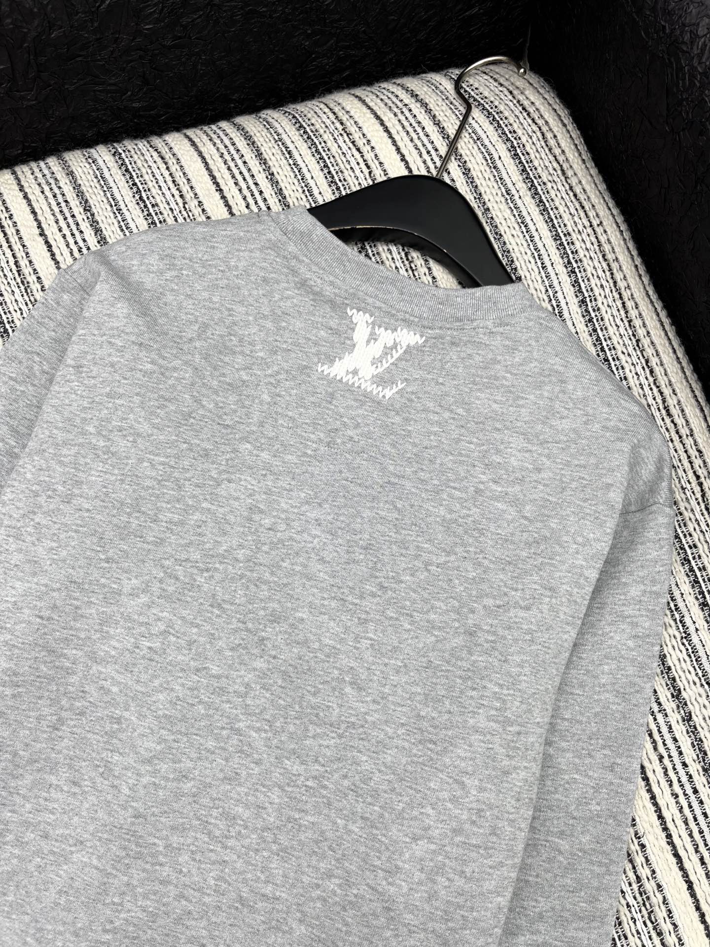🛒𝐍𝐄𝐖 · 𝟐𝟎𝟐5/爆款现货【原版定制】Lv*｜25早秋经典撞色粗针绣花字母圆领卫衣干净利落的裁剪，
