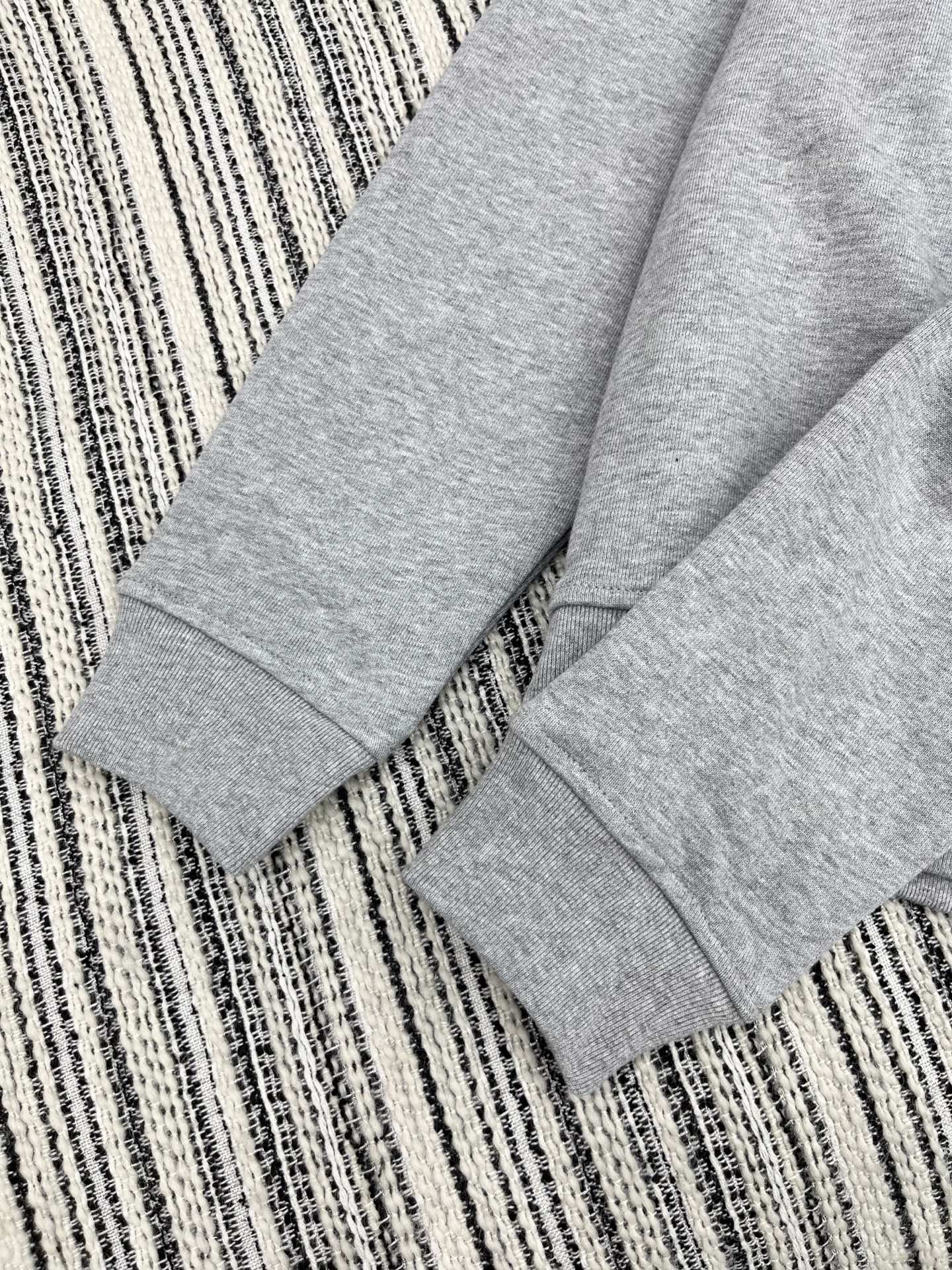 🛒𝐍𝐄𝐖 · 𝟐𝟎𝟐5/爆款现货【原版定制】Lv*｜25早秋经典撞色粗针绣花字母圆领卫衣干净利落的裁剪，