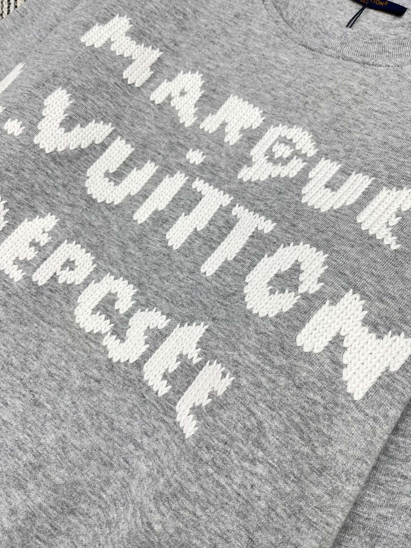 🛒𝐍𝐄𝐖 · 𝟐𝟎𝟐5/爆款现货【原版定制】Lv*｜25早秋经典撞色粗针绣花字母圆领卫衣干净利落的裁剪，