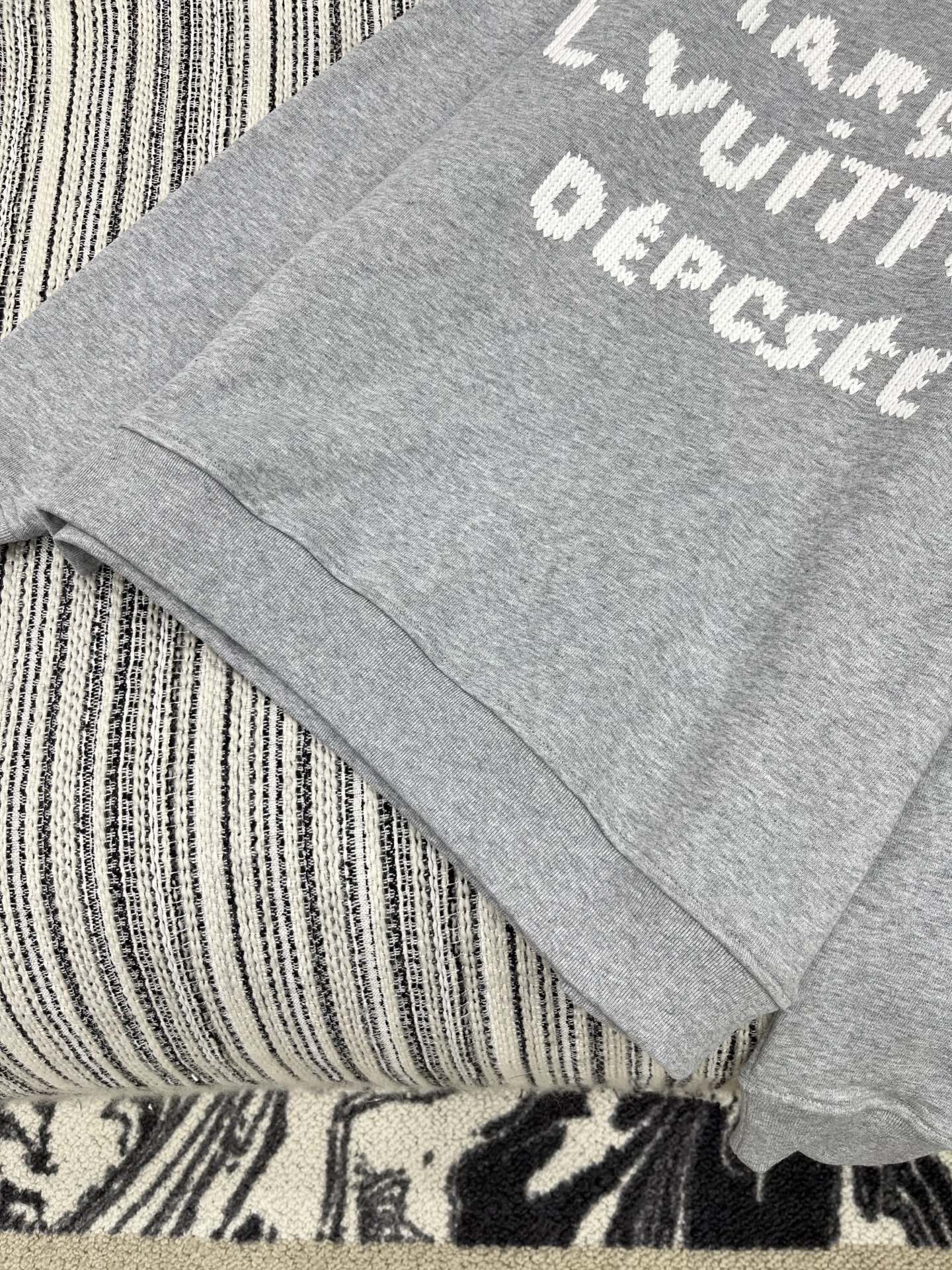 🛒𝐍𝐄𝐖 · 𝟐𝟎𝟐5/爆款现货【原版定制】Lv*｜25早秋经典撞色粗针绣花字母圆领卫衣干净利落的裁剪，