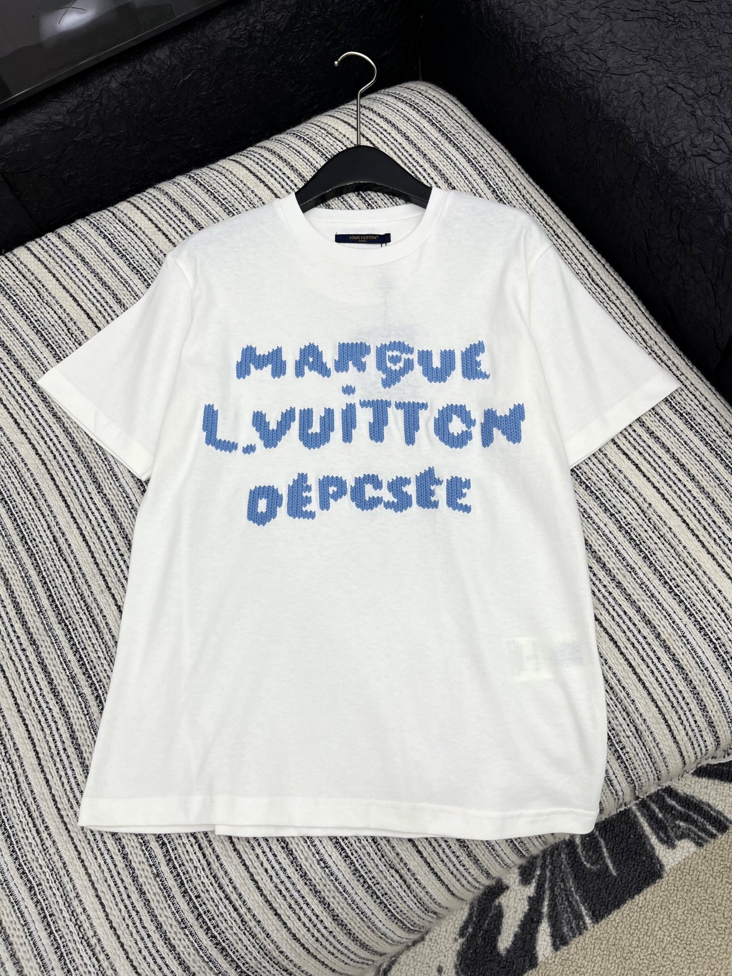 🛒𝐍𝐄𝐖 · 𝟐𝟎𝟐5/爆款现货【原版定制】 Lou* V｜2025早秋新品圆领短袖𝑇𝑒𝑒定制YB棉材质