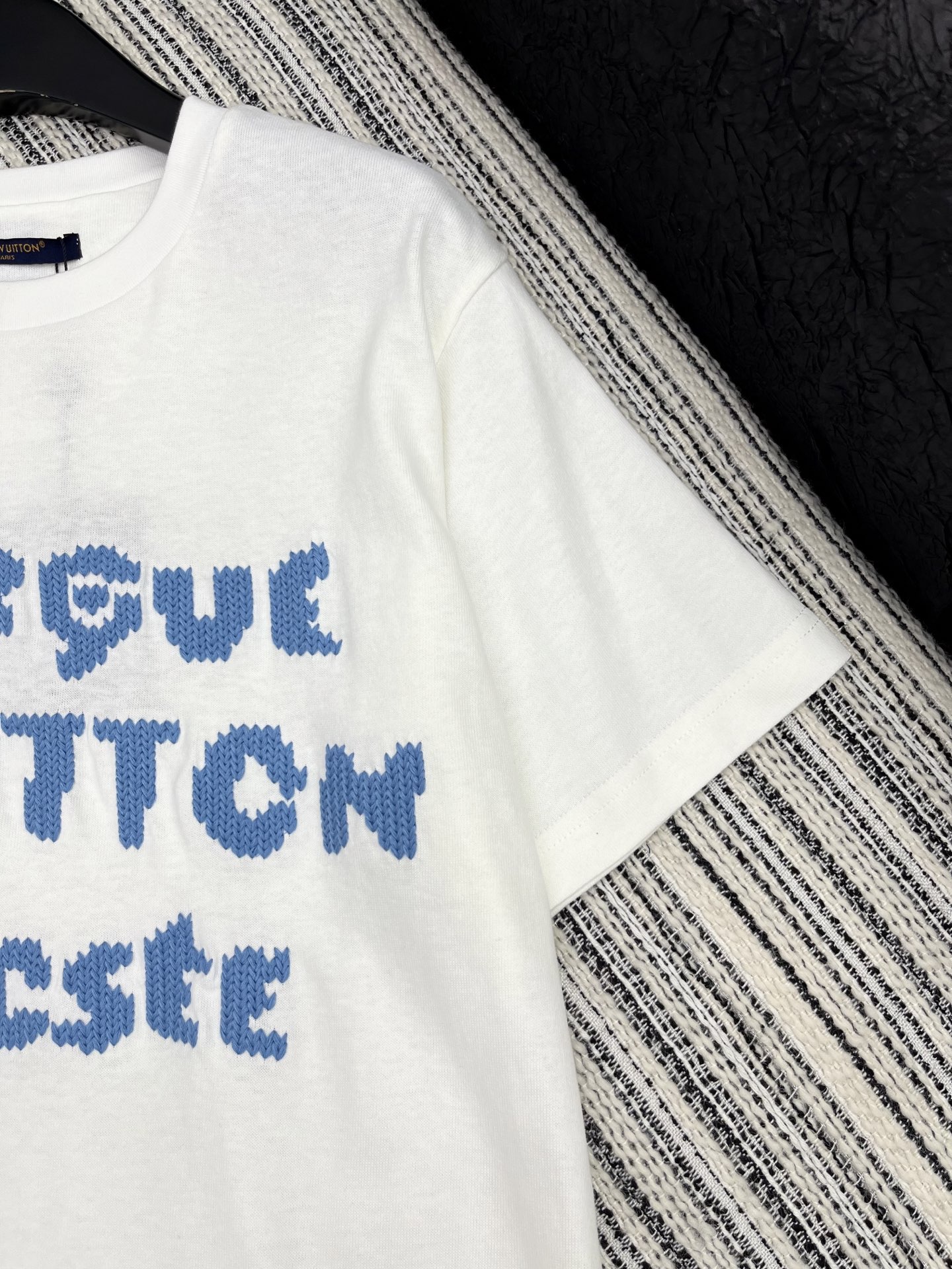 🛒𝐍𝐄𝐖 · 𝟐𝟎𝟐5/爆款现货【原版定制】 Lou* V｜2025早秋新品圆领短袖𝑇𝑒𝑒定制YB棉材质