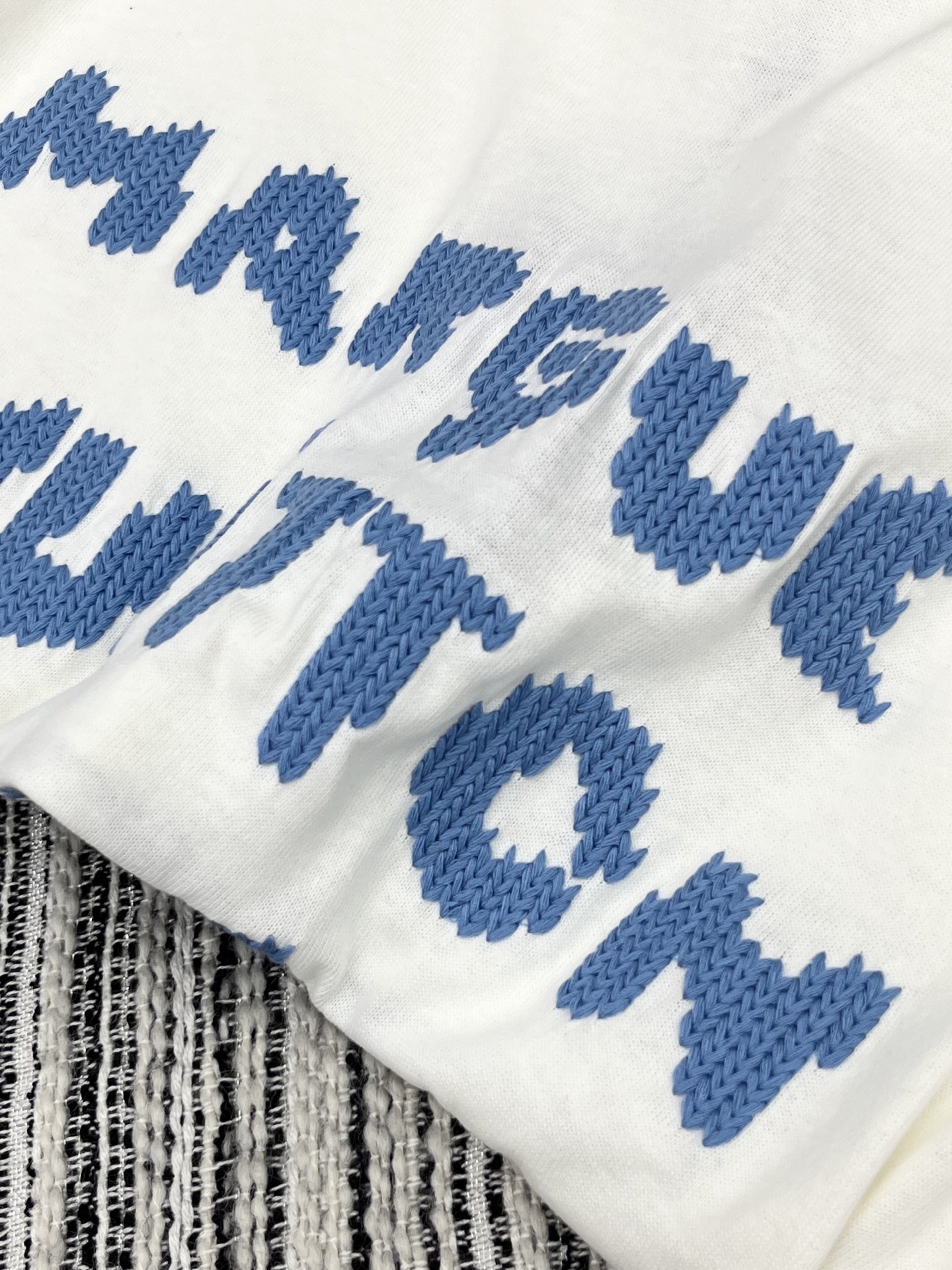 🛒𝐍𝐄𝐖 · 𝟐𝟎𝟐5/爆款现货【原版定制】 Lou* V｜2025早秋新品圆领短袖𝑇𝑒𝑒定制YB棉材质