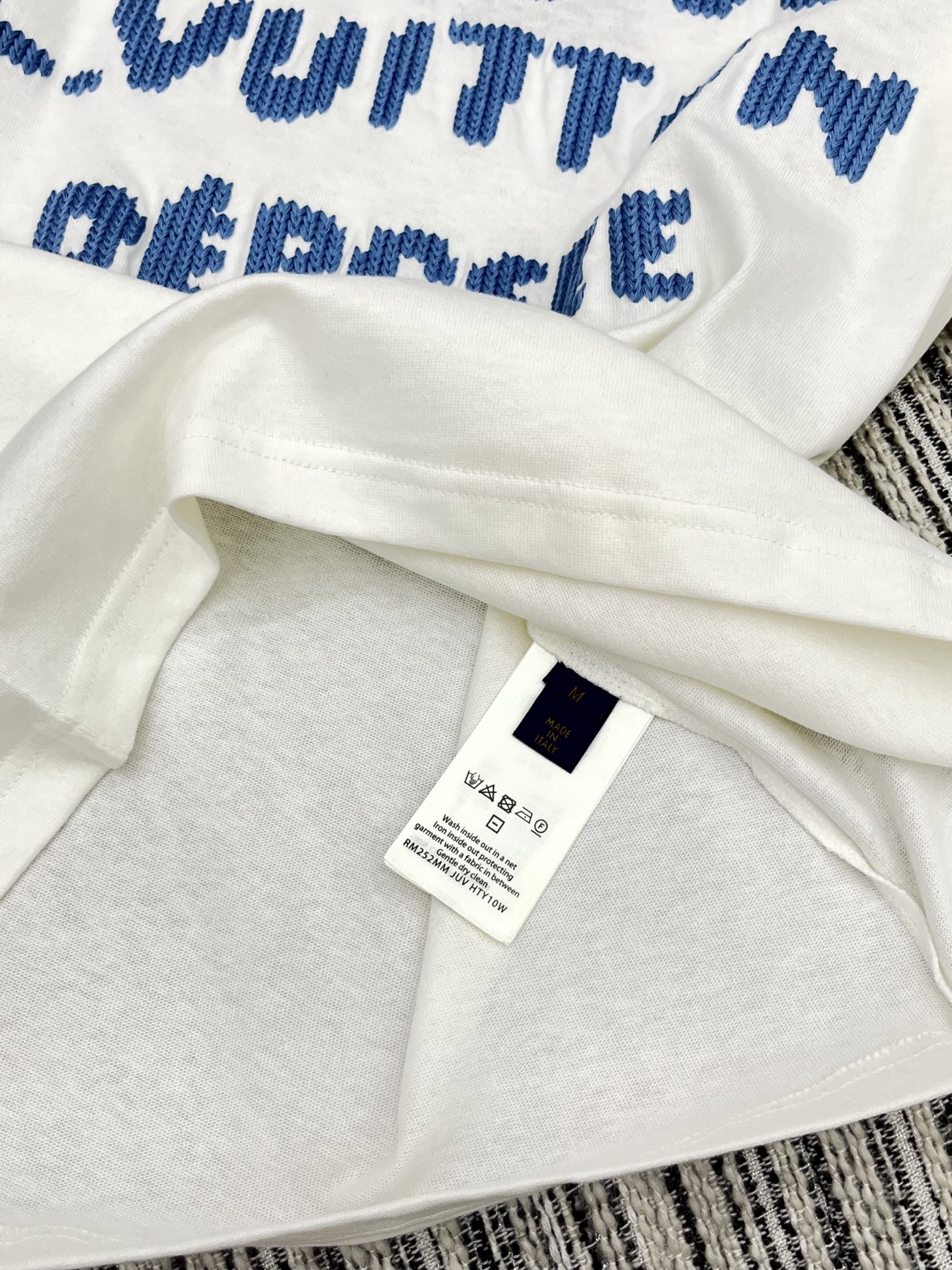 🛒𝐍𝐄𝐖 · 𝟐𝟎𝟐5/爆款现货【原版定制】 Lou* V｜2025早秋新品圆领短袖𝑇𝑒𝑒定制YB棉材质