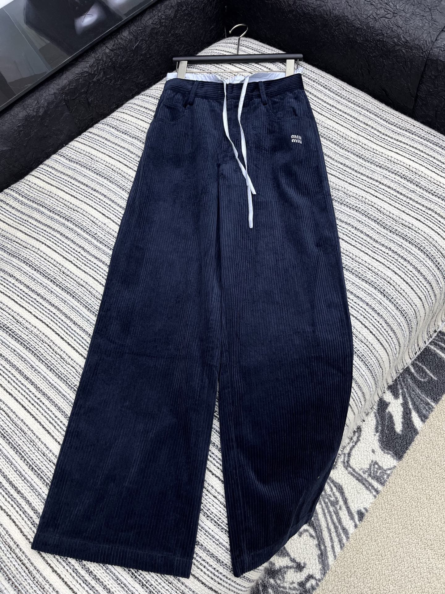 🛒𝐍𝐄𝐖 · 𝟐𝟎𝟐5/爆款现货原单品质 Miu Mi*｜双腰头拼接抽绳灯芯绒休闲直筒裤高订面料 色系低