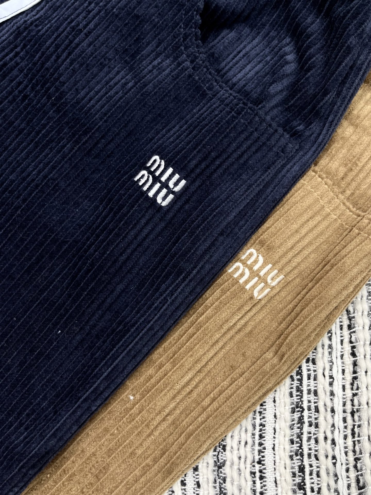 🛒𝐍𝐄𝐖 · 𝟐𝟎𝟐5/爆款现货原单品质 Miu Mi*｜双腰头拼接抽绳灯芯绒休闲直筒裤高订面料 色系低