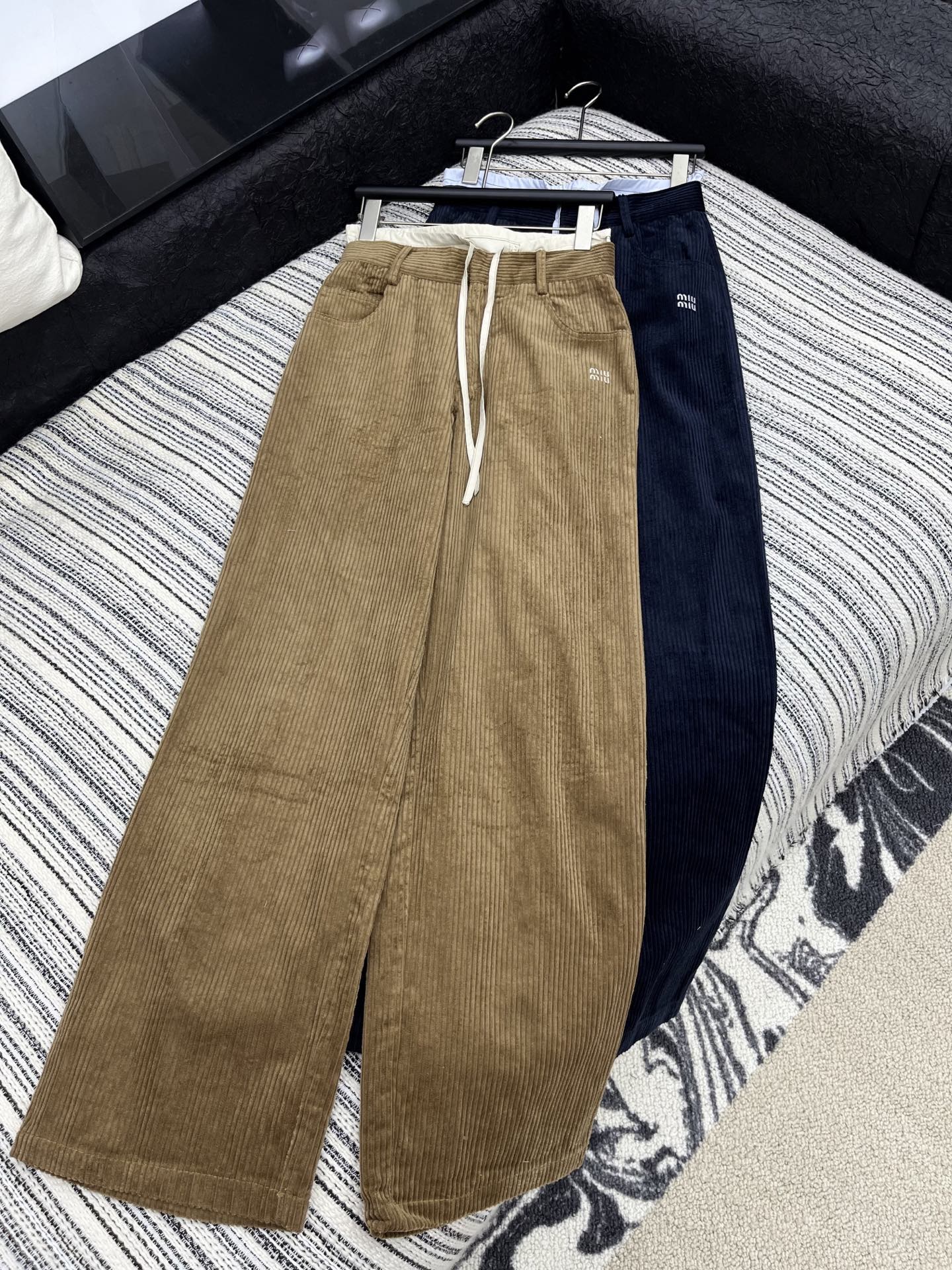🛒𝐍𝐄𝐖 · 𝟐𝟎𝟐5/爆款现货原单品质 Miu Mi*｜双腰头拼接抽绳灯芯绒休闲直筒裤高订面料 色系低