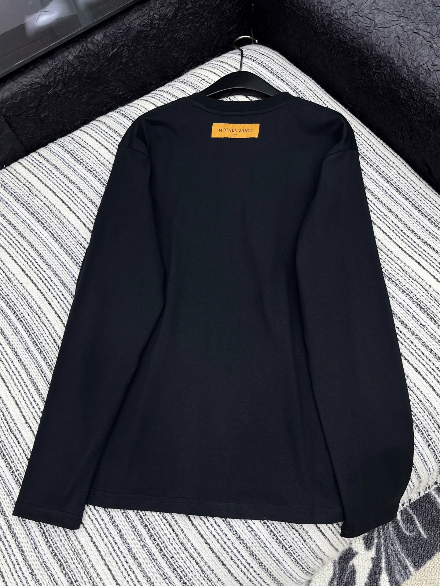 🛒𝐍𝐄𝐖 · 𝟐𝟎𝟐5/爆款现货原单品质 Lv*｜2025新款压花长袖T宽松慵懒版型 随性感拉满云感舒适