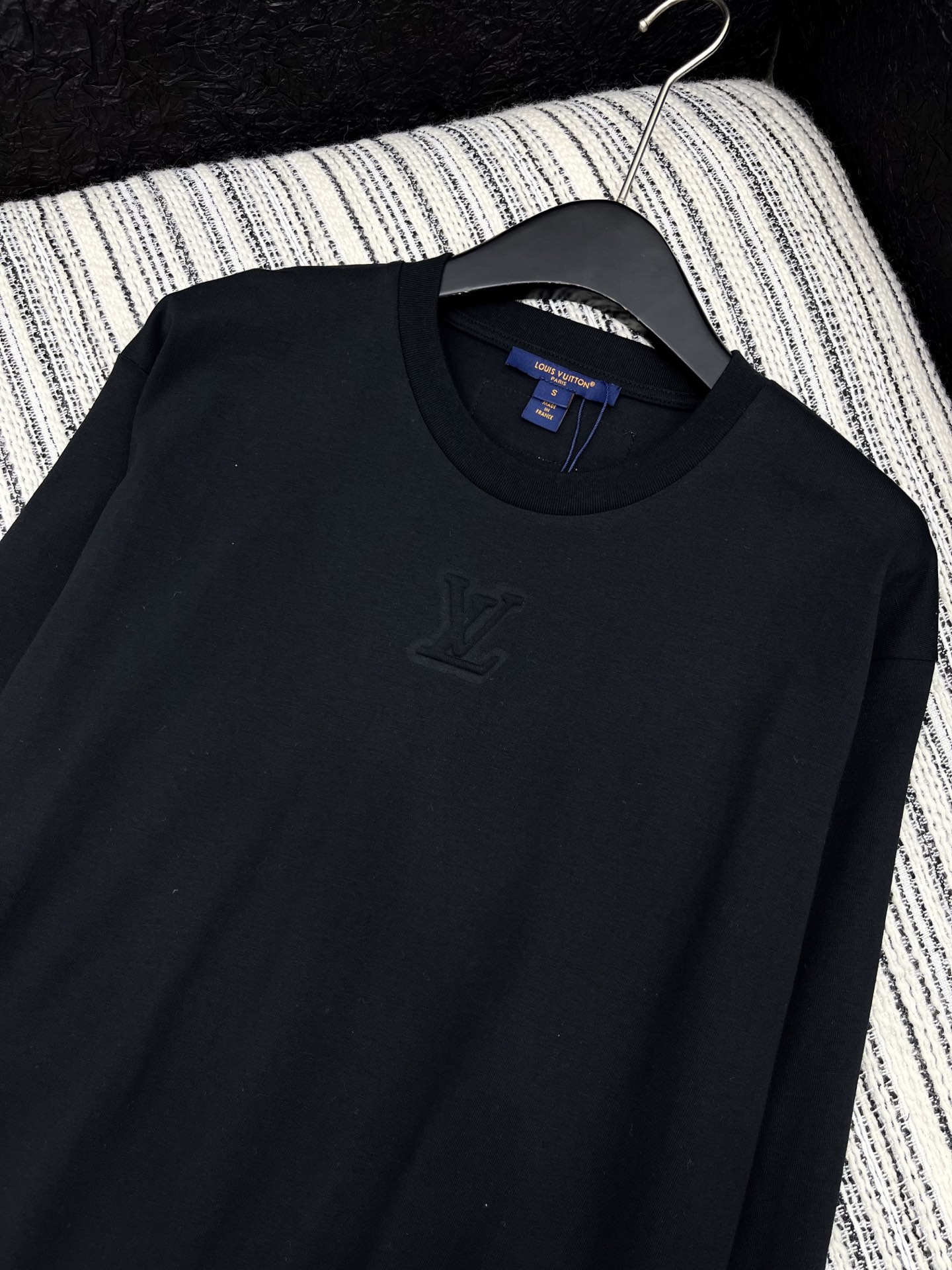 🛒𝐍𝐄𝐖 · 𝟐𝟎𝟐5/爆款现货原单品质 Lv*｜2025新款压花长袖T宽松慵懒版型 随性感拉满云感舒适