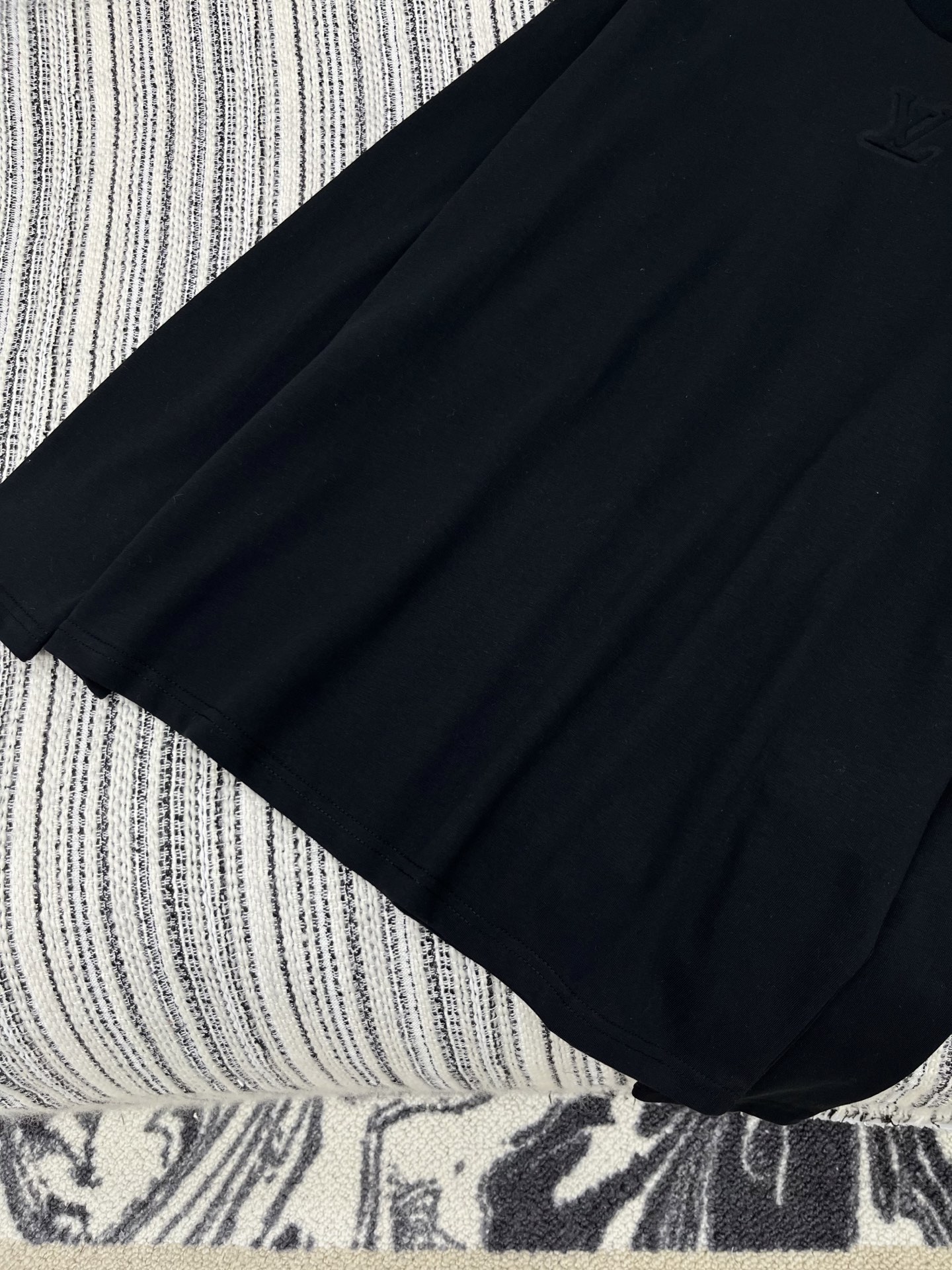 🛒𝐍𝐄𝐖 · 𝟐𝟎𝟐5/爆款现货原单品质 Lv*｜2025新款压花长袖T宽松慵懒版型 随性感拉满云感舒适