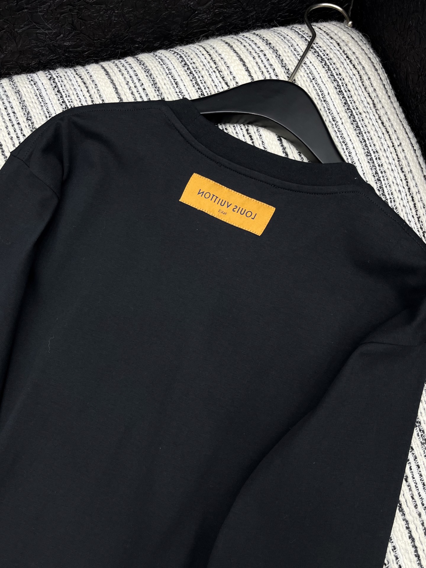 🛒𝐍𝐄𝐖 · 𝟐𝟎𝟐5/爆款现货原单品质 Lv*｜2025新款压花长袖T宽松慵懒版型 随性感拉满云感舒适