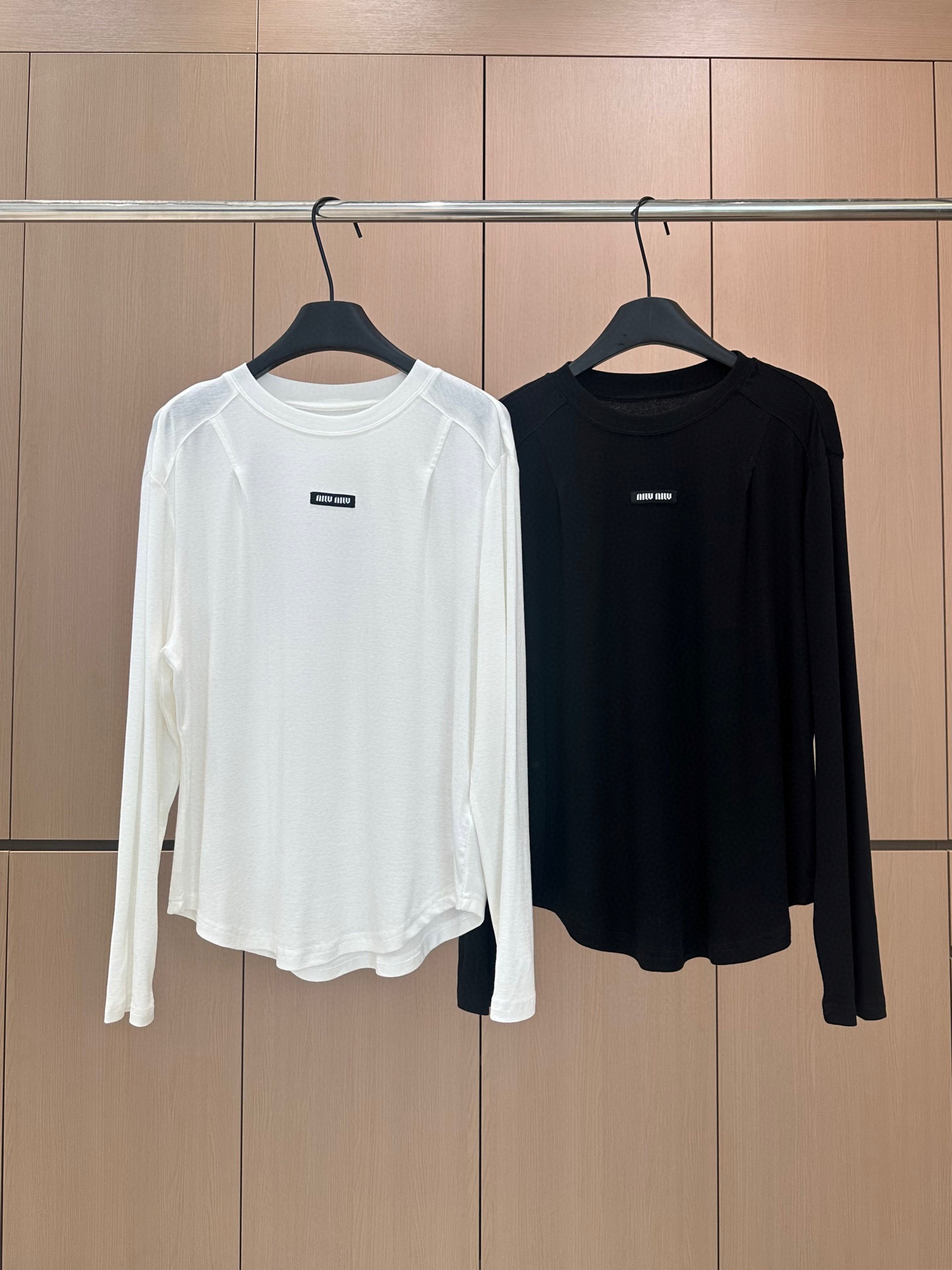 🛒𝐍𝐄𝐖 · 𝟐𝟎𝟐5/爆款现货设计师 原创｜2025新款天丝打底衫云感舒适的系列！上身的触感谁穿谁知道