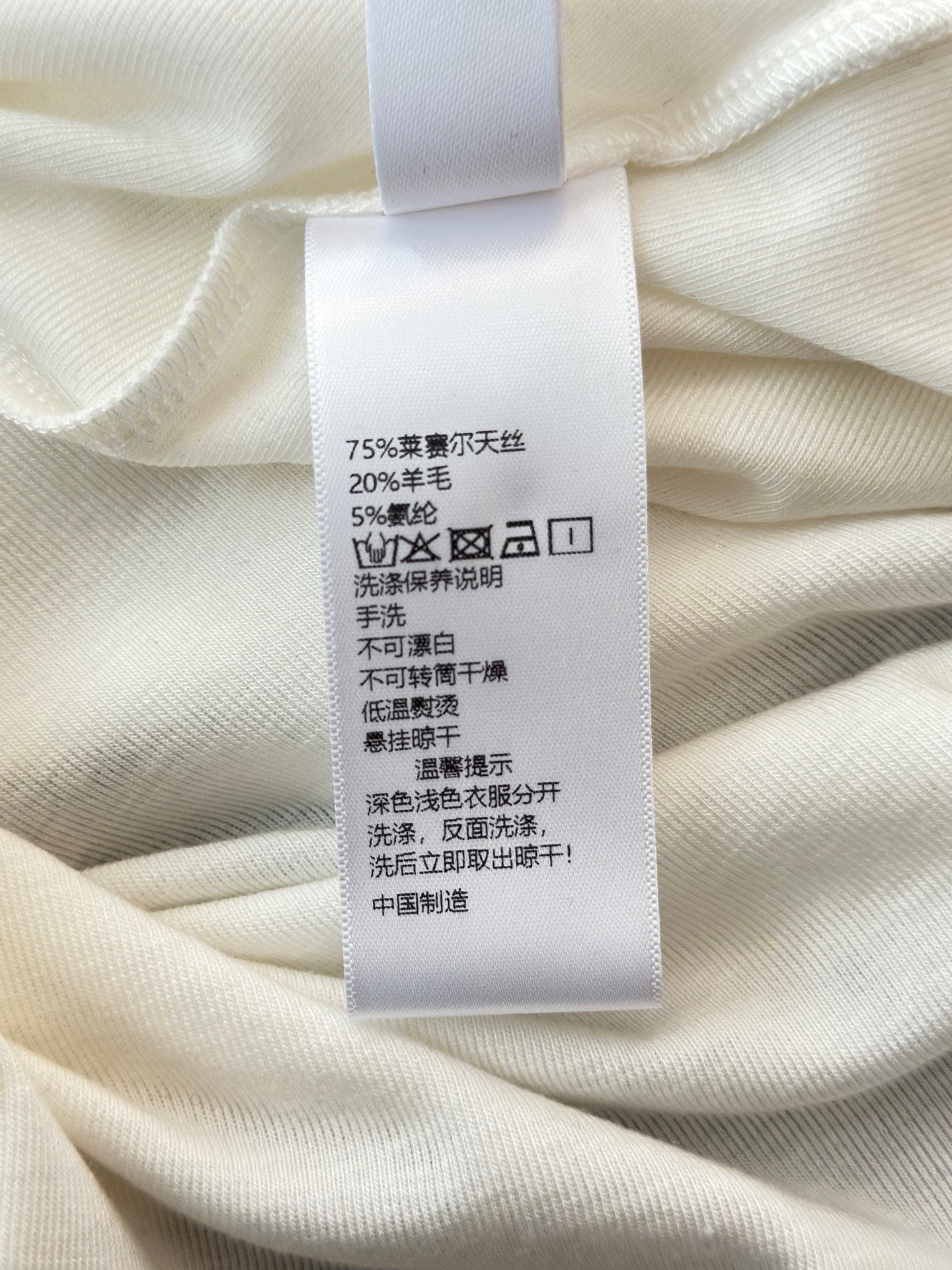 🛒𝐍𝐄𝐖 · 𝟐𝟎𝟐5/爆款现货设计师 原创｜2025新款天丝打底衫云感舒适的系列！上身的触感谁穿谁知道