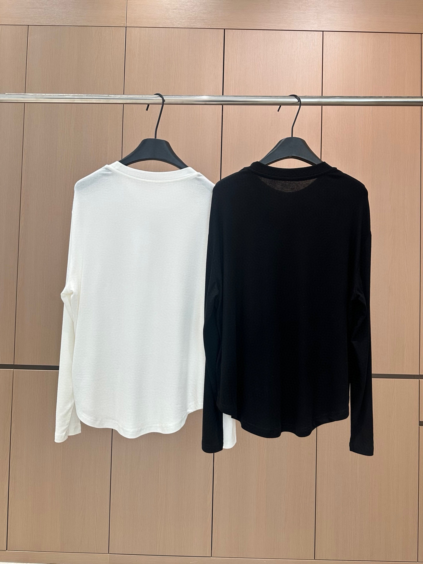 🛒𝐍𝐄𝐖 · 𝟐𝟎𝟐5/爆款现货设计师 原创｜2025新款天丝打底衫云感舒适的系列！上身的触感谁穿谁知道