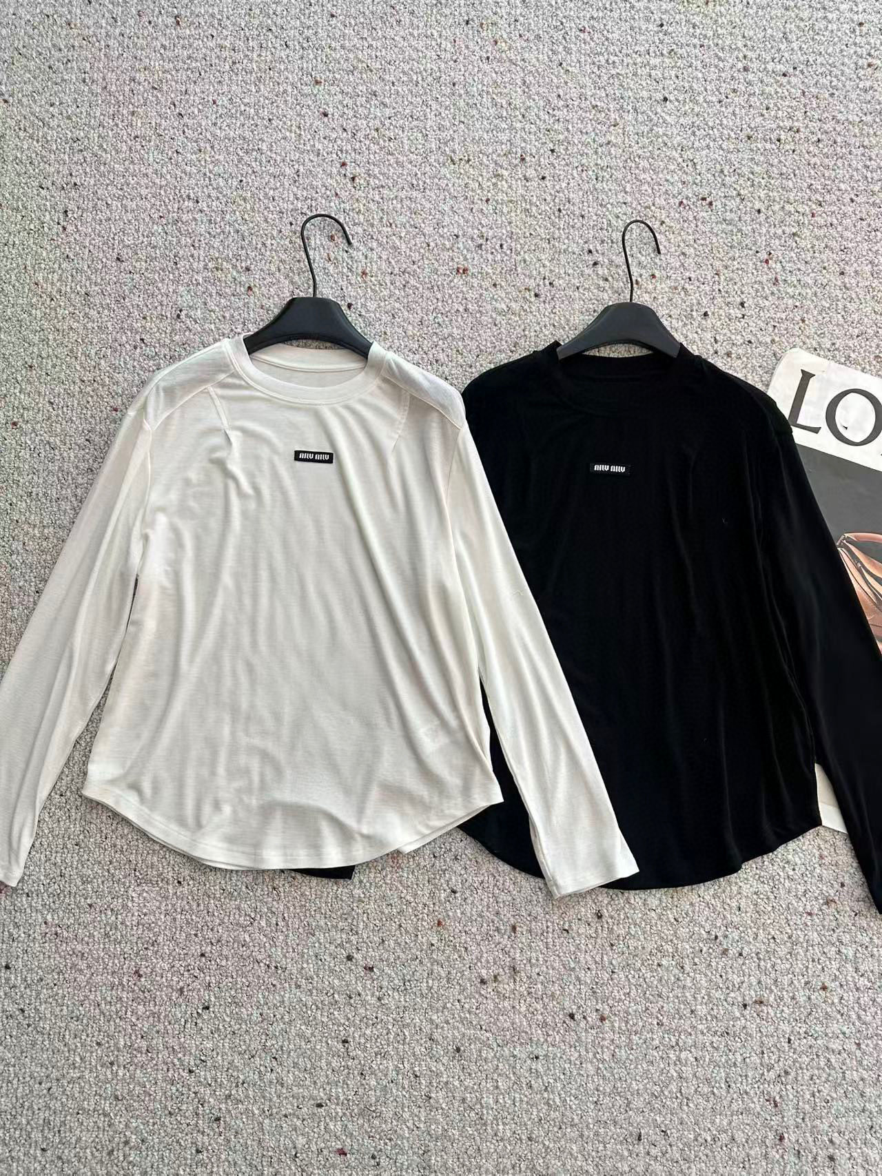 🛒𝐍𝐄𝐖 · 𝟐𝟎𝟐5/爆款现货设计师 原创｜2025新款天丝打底衫云感舒适的系列！上身的触感谁穿谁知道