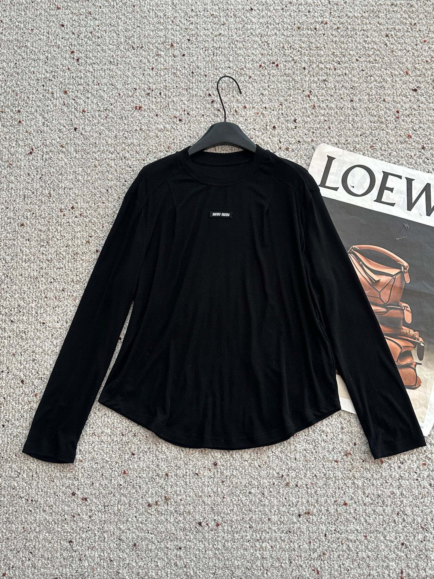 🛒𝐍𝐄𝐖 · 𝟐𝟎𝟐5/爆款现货设计师 原创｜2025新款天丝打底衫云感舒适的系列！上身的触感谁穿谁知道