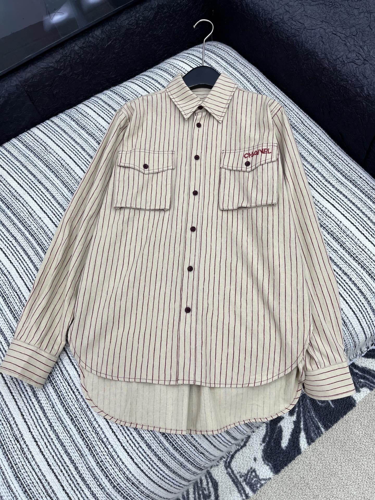 🛒𝐍𝐄𝐖 · 𝟐𝟎𝟐5/爆款现货原单品质 Chane*｜2025新品中古风重工订珠衬衫外套高订面料 定制