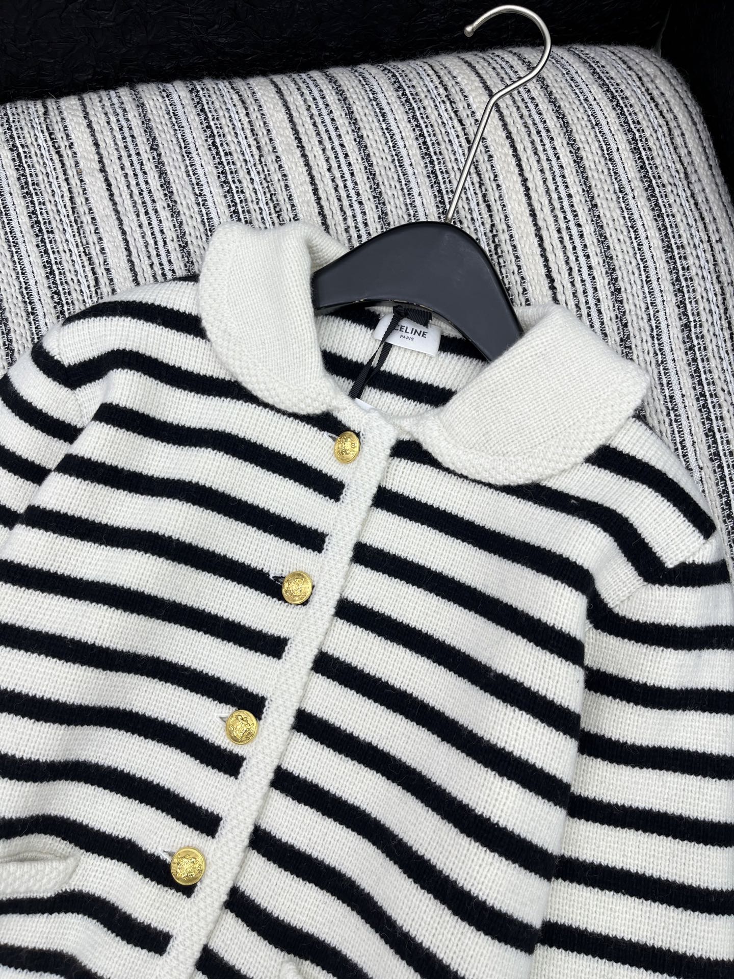 🛒𝐍𝐄𝐖 · 𝟐𝟎𝟐5/爆款现货【原版定制】 Celin*｜25经典撞色翻领条纹针织外套 订制高品质面料