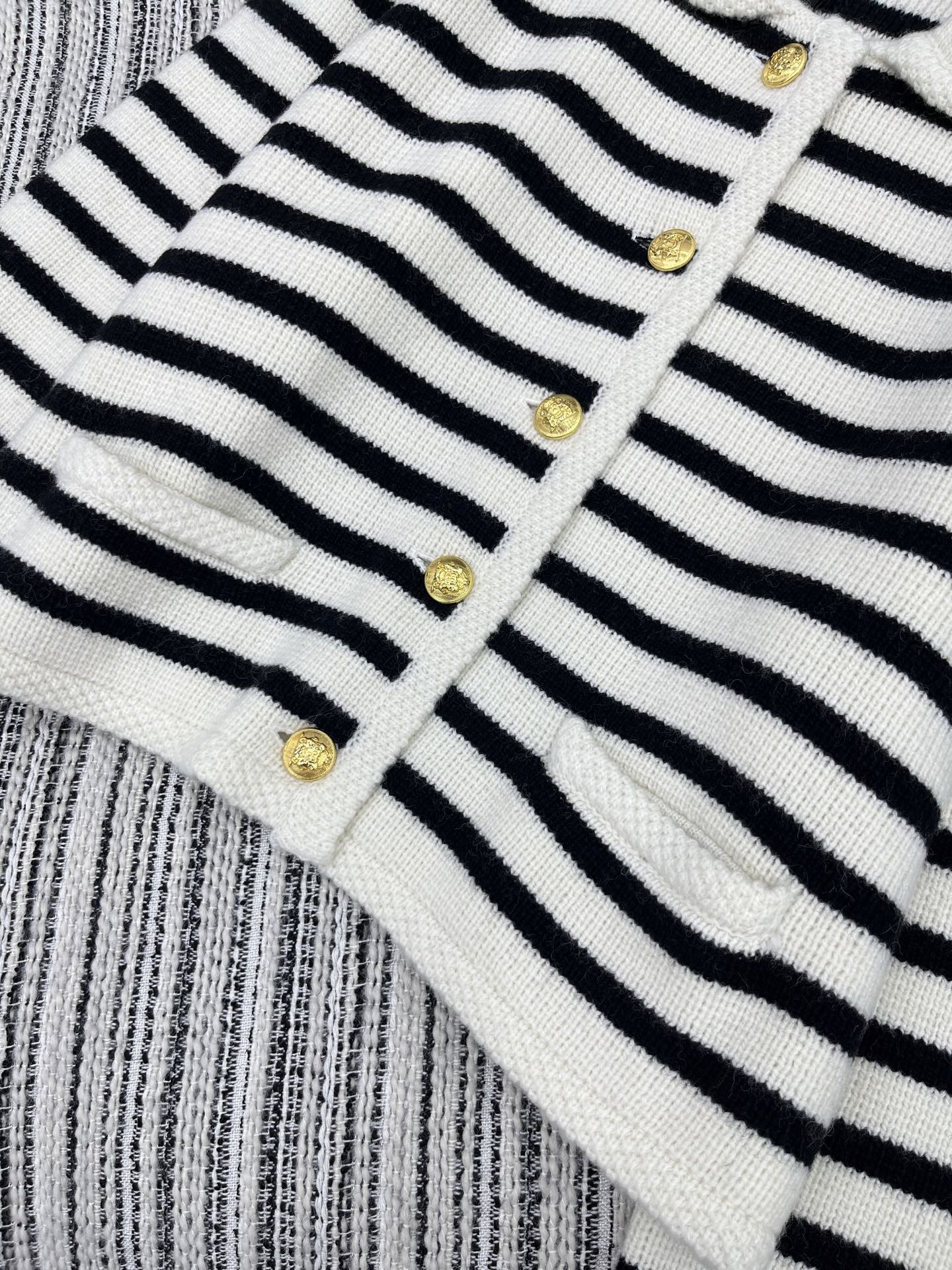 🛒𝐍𝐄𝐖 · 𝟐𝟎𝟐5/爆款现货【原版定制】 Celin*｜25经典撞色翻领条纹针织外套 订制高品质面料