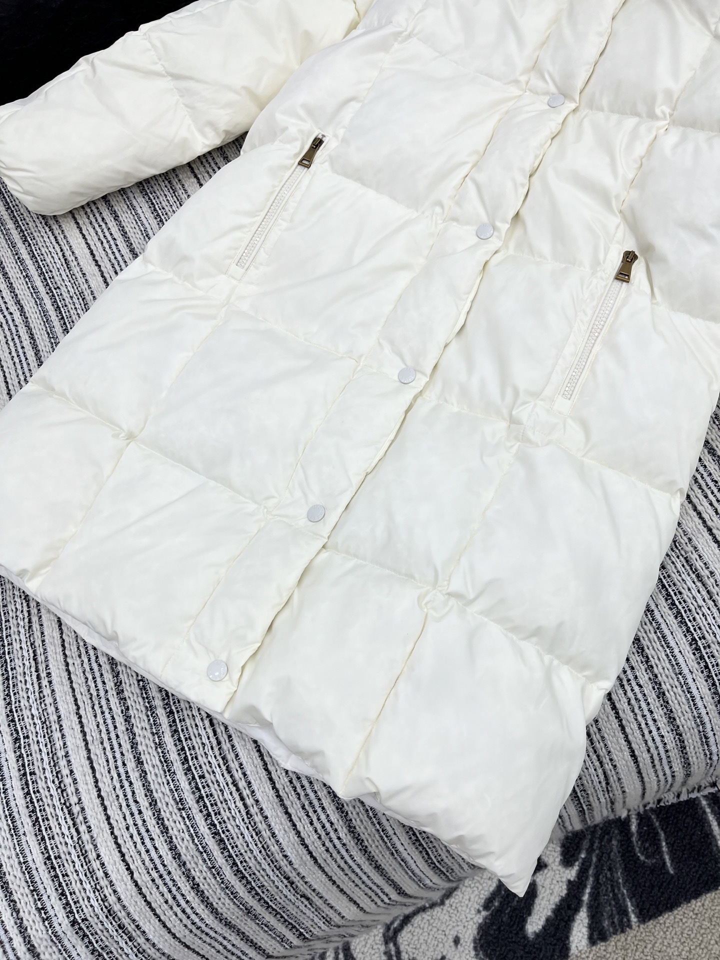 🛒𝐍𝐄𝐖 · 𝟐𝟎𝟐5/爆款现货【原版订制】Mon*|25秋冬新品可拆卸带帽拼接羽绒服外套面包服设计 9