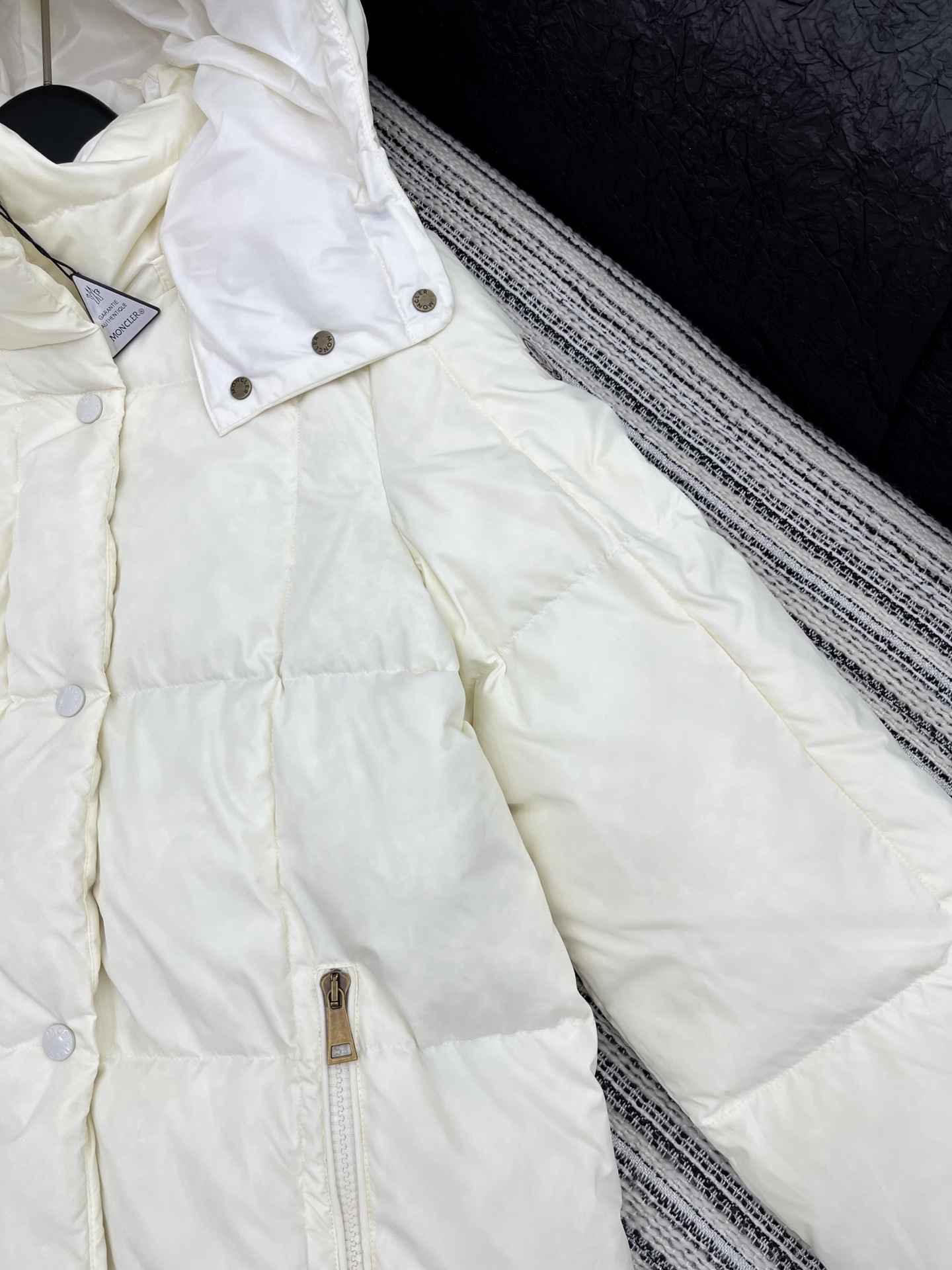 🛒𝐍𝐄𝐖 · 𝟐𝟎𝟐5/爆款现货【原版订制】Mon*|25秋冬新品可拆卸带帽拼接羽绒服外套面包服设计 9