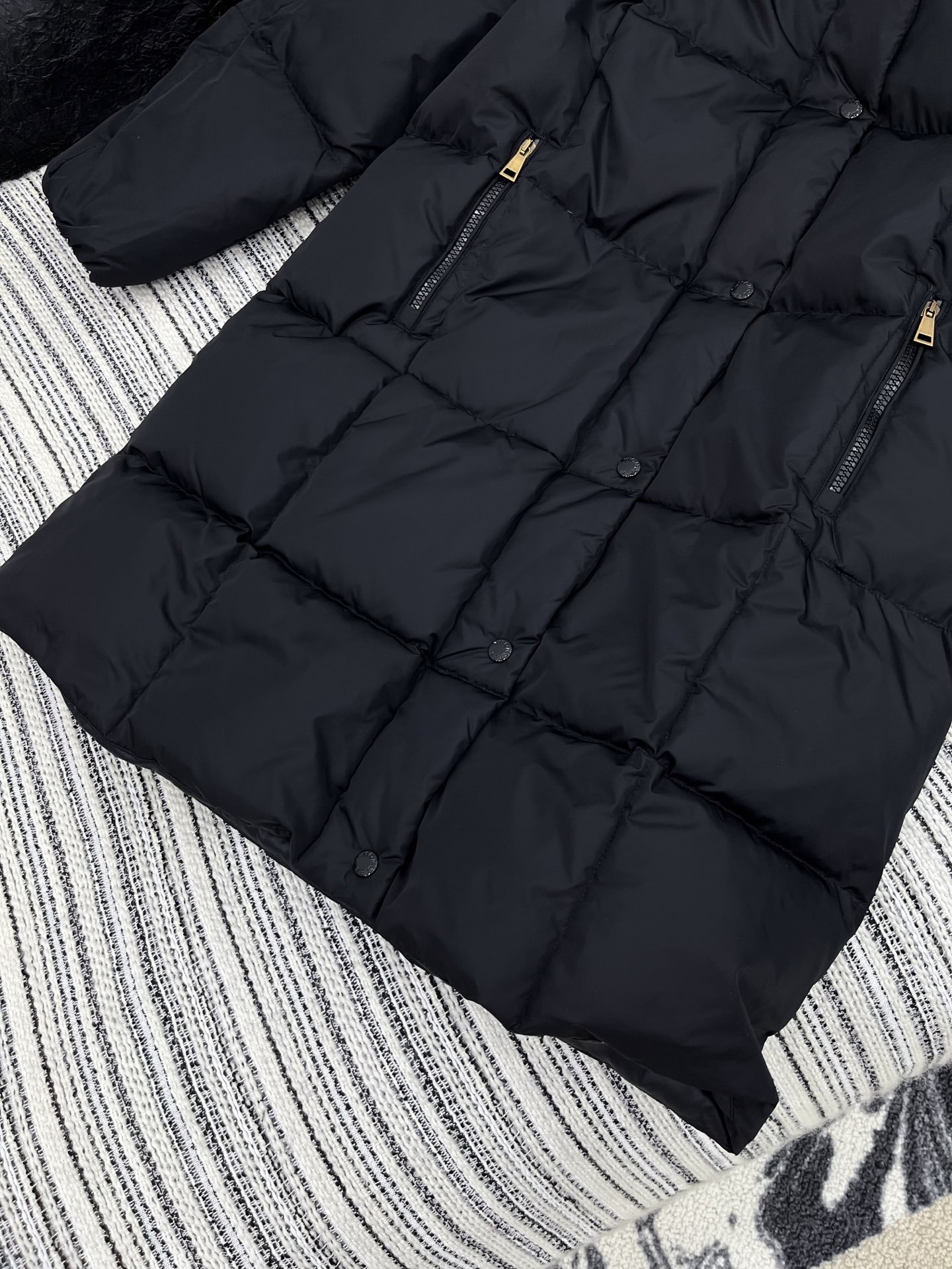 🛒𝐍𝐄𝐖 · 𝟐𝟎𝟐5/爆款现货【原版订制】Mon*|25秋冬新品可拆卸带帽拼接羽绒服外套面包服设计 9