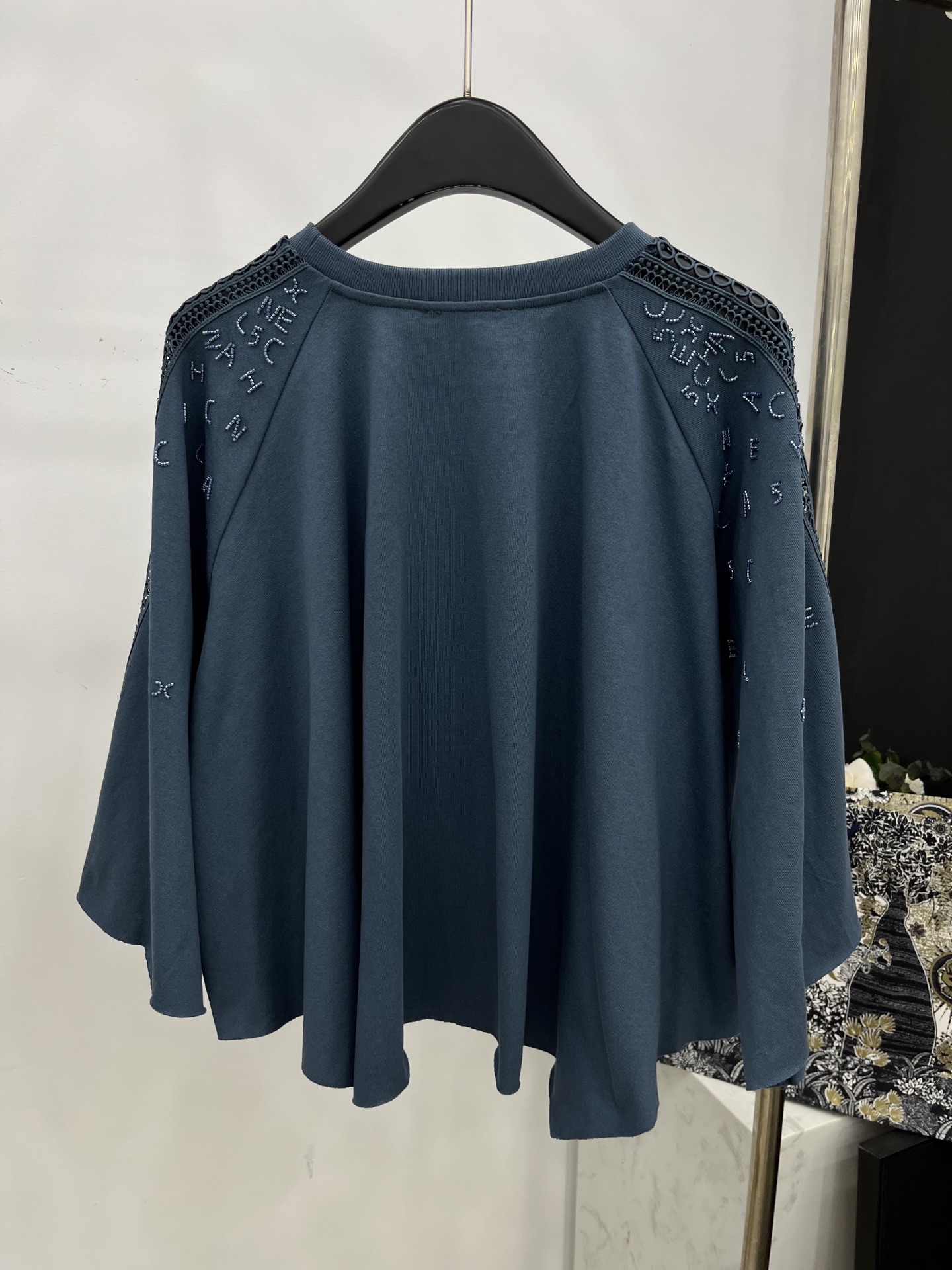 🛒𝐍𝐄𝐖 · 𝟐𝟎𝟐5/爆款现货原单品质 Chane*｜2025中古系列重工低设计百搭圆领珊瑚上衣韩国进