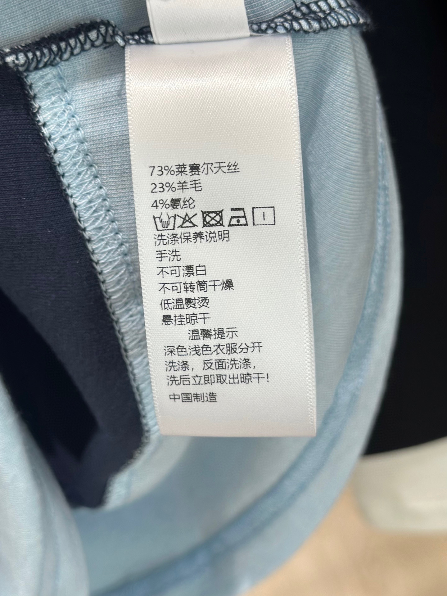 🛒𝐍𝐄𝐖 · 𝟐𝟎𝟐5/爆款现货设计师 原创｜2025新款假两件天丝打底衫云感舒适的系列！上身的触感谁穿