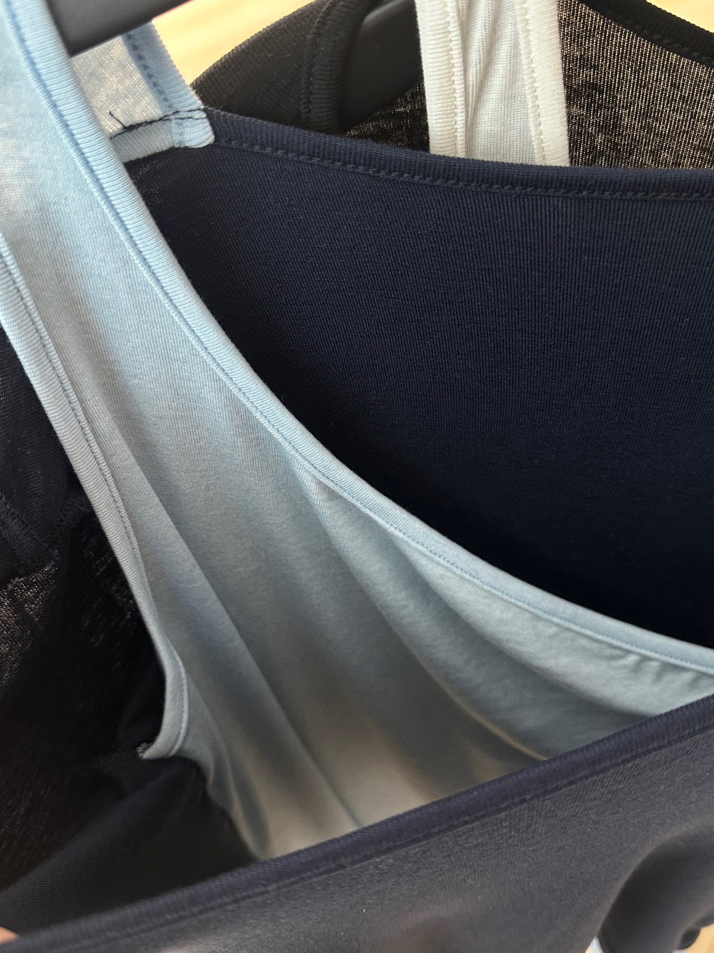 🛒𝐍𝐄𝐖 · 𝟐𝟎𝟐5/爆款现货设计师 原创｜2025新款假两件天丝打底衫云感舒适的系列！上身的触感谁穿