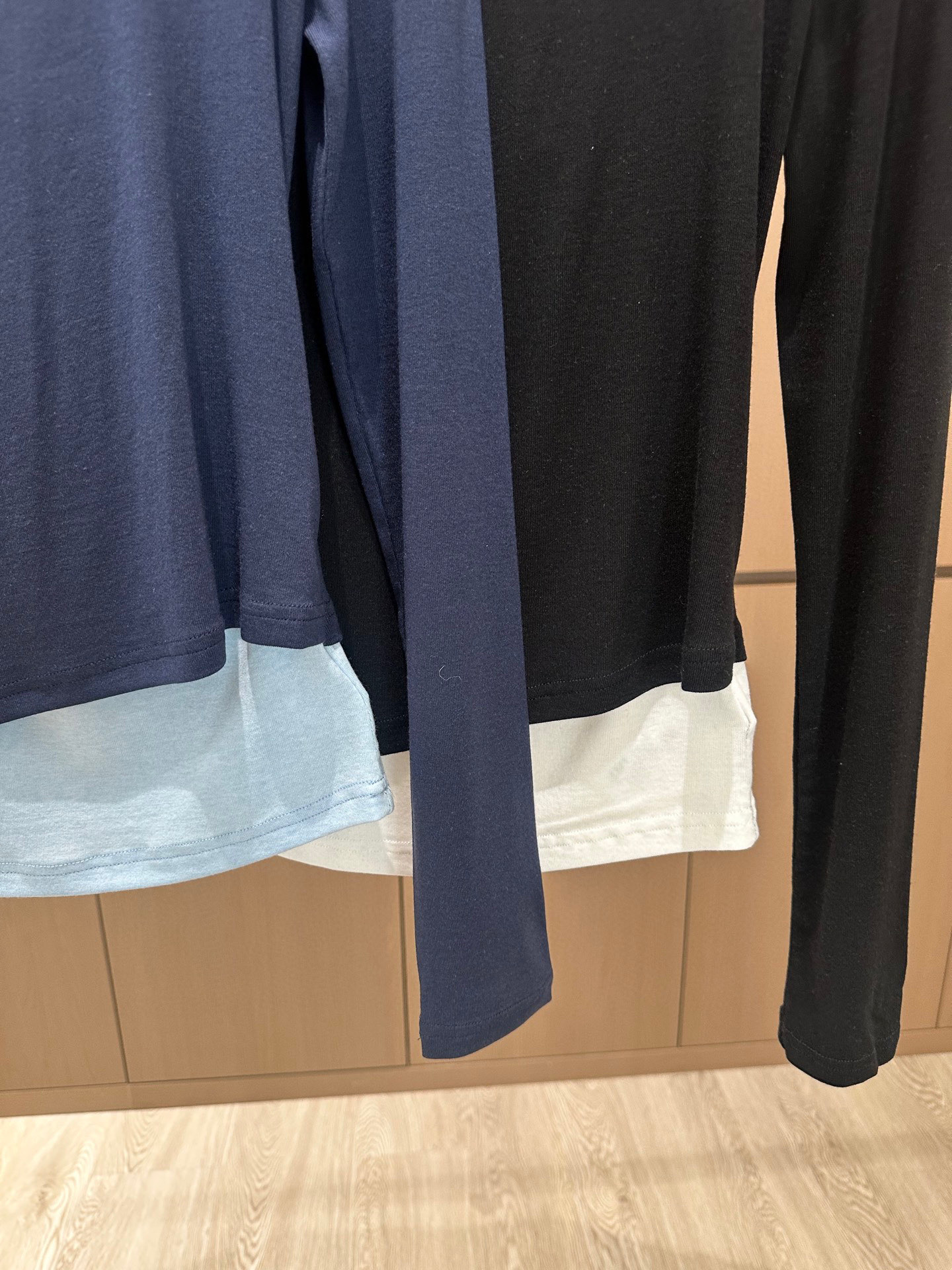 🛒𝐍𝐄𝐖 · 𝟐𝟎𝟐5/爆款现货设计师 原创｜2025新款假两件天丝打底衫云感舒适的系列！上身的触感谁穿