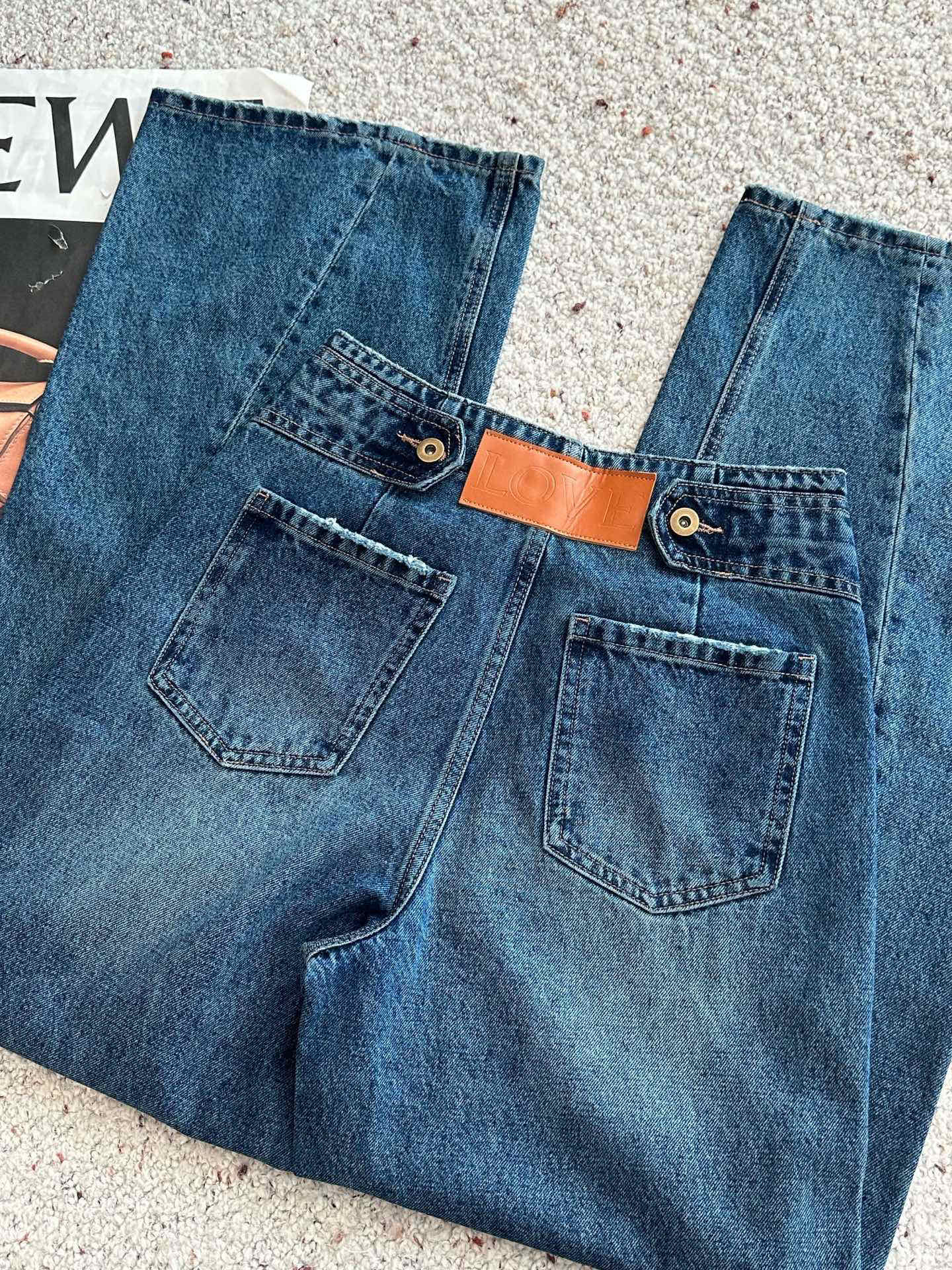 🛒𝐍𝐄𝐖 · 𝟐𝟎𝟐5/爆款现货设计师 原创｜女神同款撞色贴牌牛仔裤 这款牛仔裤选用优质面料，工艺洗水，