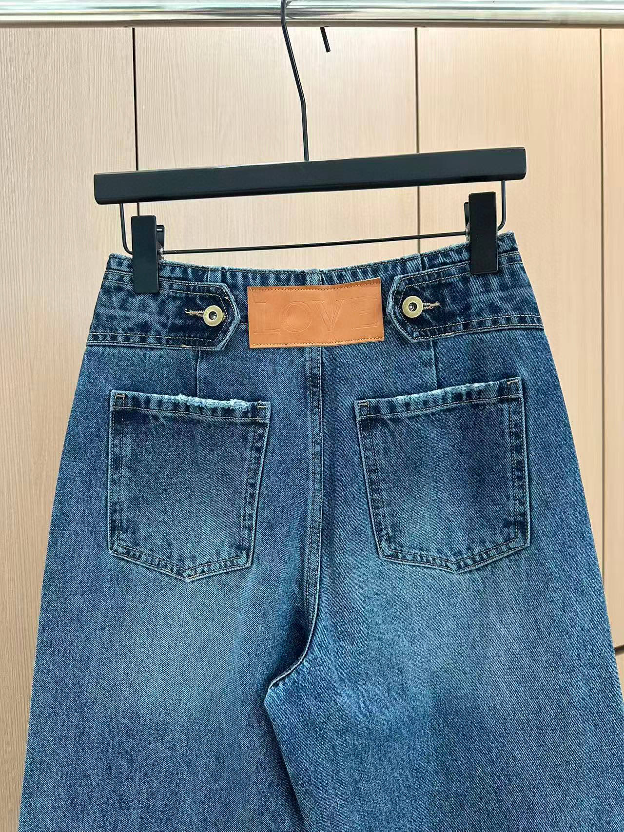 🛒𝐍𝐄𝐖 · 𝟐𝟎𝟐5/爆款现货设计师 原创｜女神同款撞色贴牌牛仔裤 这款牛仔裤选用优质面料，工艺洗水，