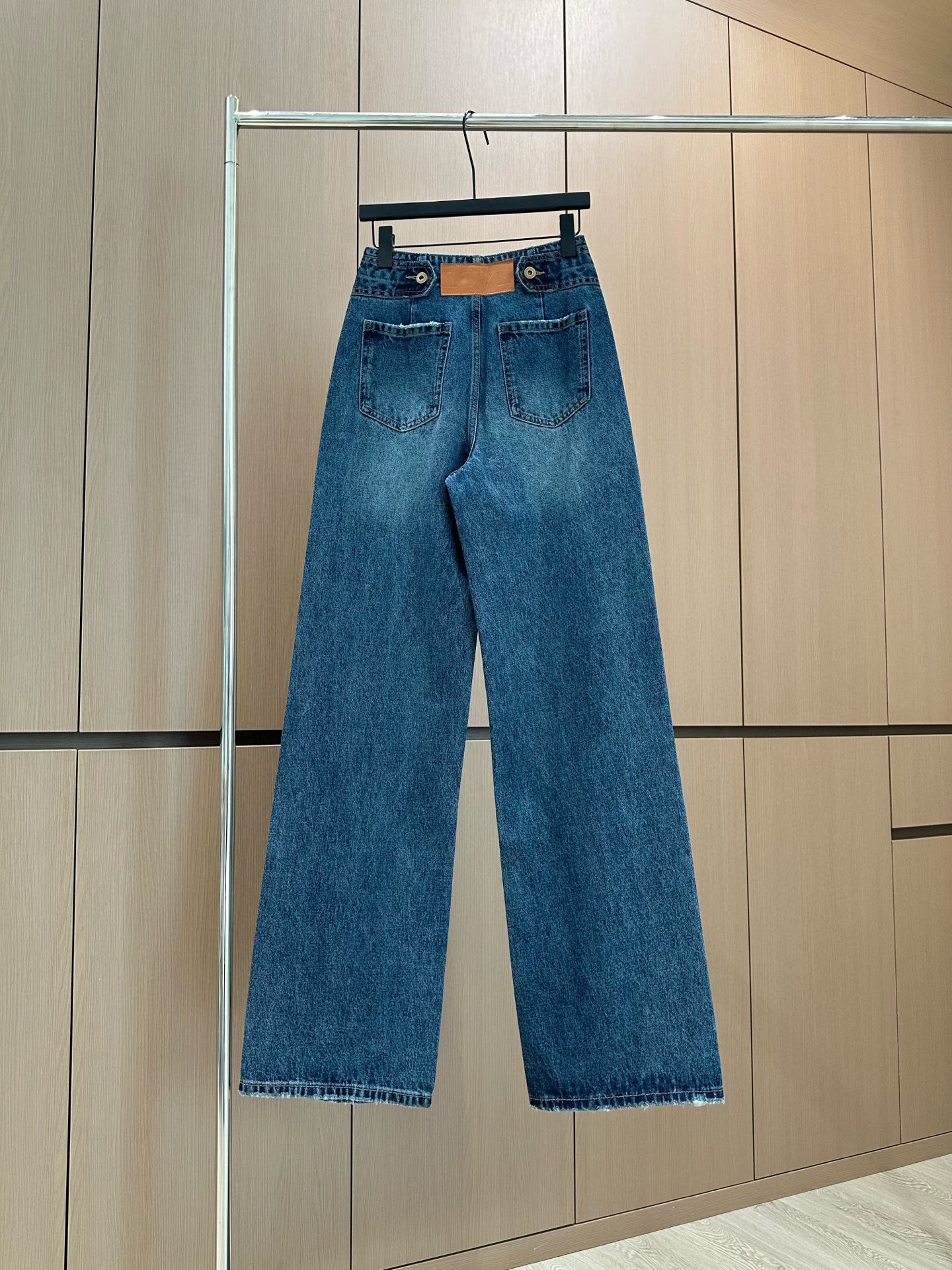 🛒𝐍𝐄𝐖 · 𝟐𝟎𝟐5/爆款现货设计师 原创｜女神同款撞色贴牌牛仔裤 这款牛仔裤选用优质面料，工艺洗水，