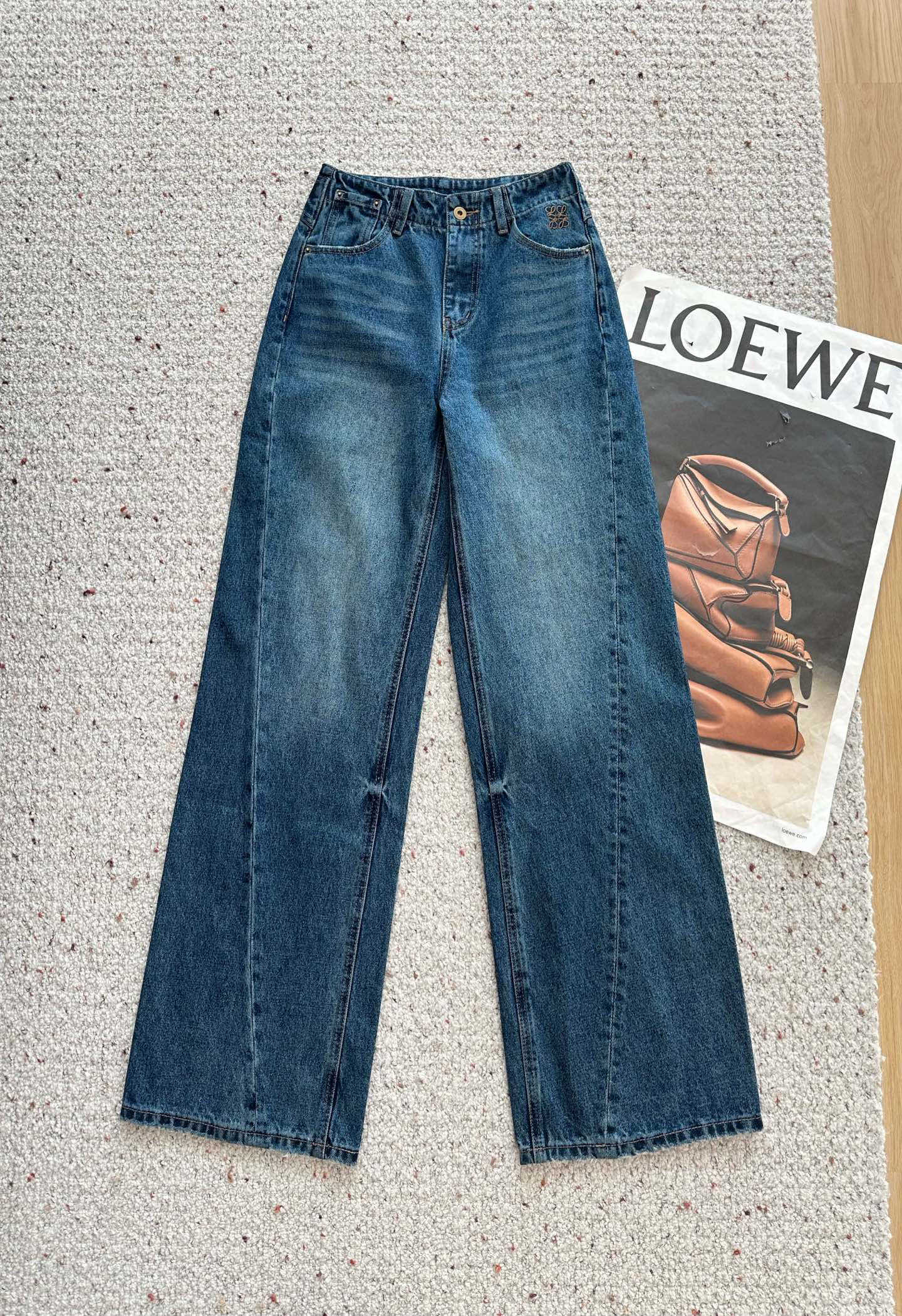 🛒𝐍𝐄𝐖 · 𝟐𝟎𝟐5/爆款现货设计师 原创｜女神同款撞色贴牌牛仔裤 这款牛仔裤选用优质面料，工艺洗水，