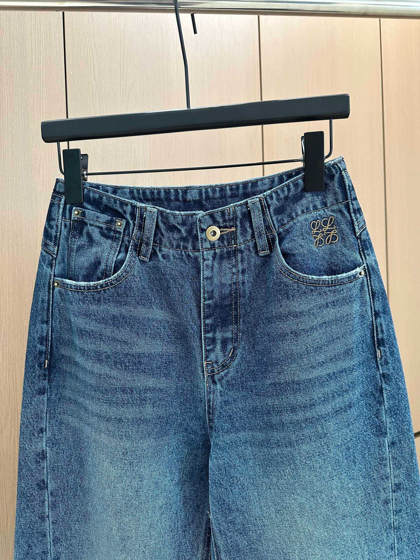 🛒𝐍𝐄𝐖 · 𝟐𝟎𝟐5/爆款现货设计师 原创｜女神同款撞色贴牌牛仔裤 这款牛仔裤选用优质面料，工艺洗水，