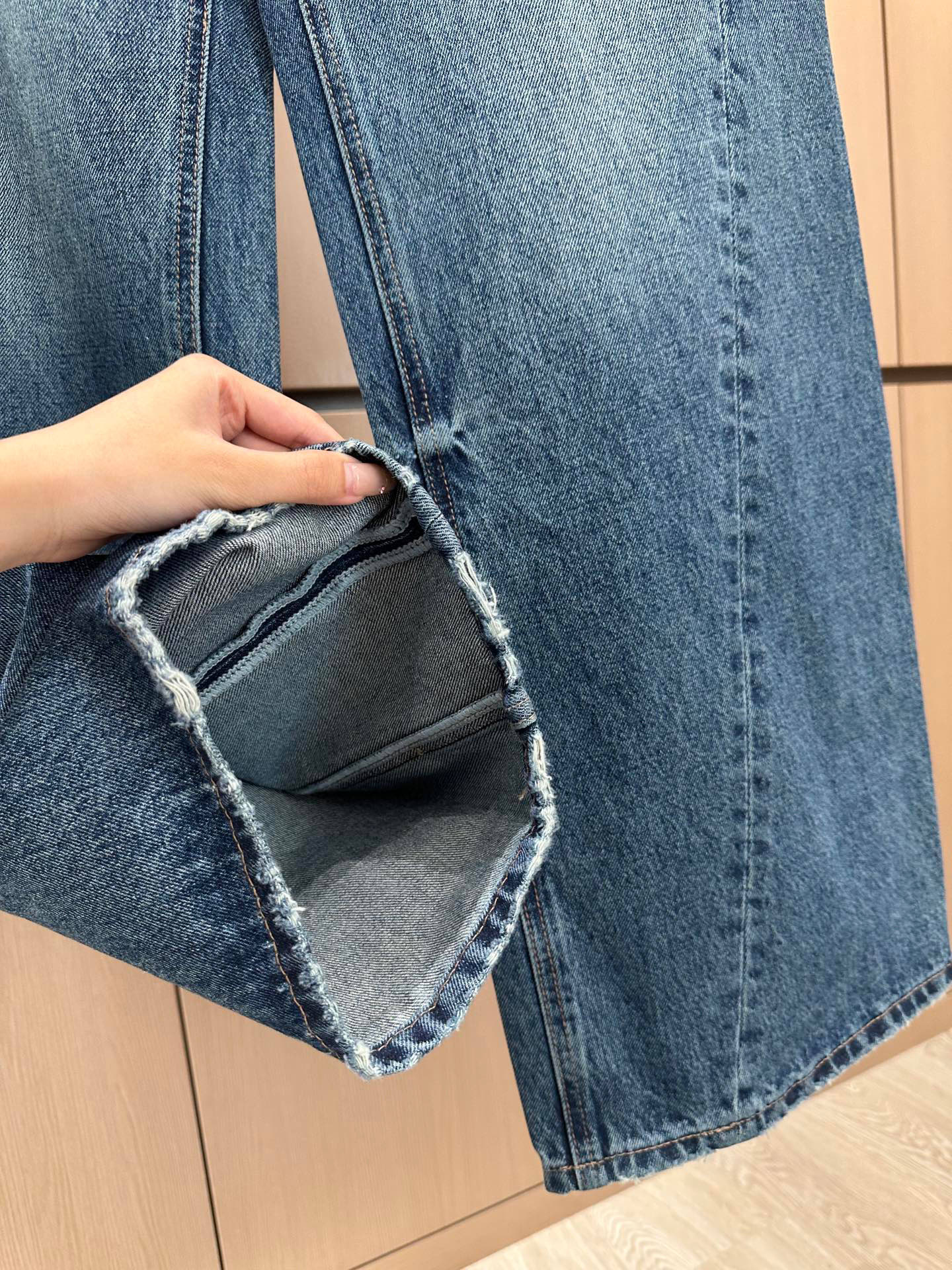 🛒𝐍𝐄𝐖 · 𝟐𝟎𝟐5/爆款现货设计师 原创｜女神同款撞色贴牌牛仔裤 这款牛仔裤选用优质面料，工艺洗水，