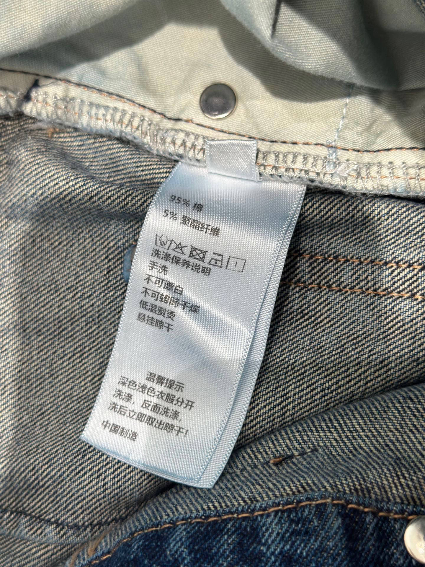 🛒𝐍𝐄𝐖 · 𝟐𝟎𝟐5/爆款现货设计师 原创｜女神同款撞色贴牌牛仔裤 这款牛仔裤选用优质面料，工艺洗水，