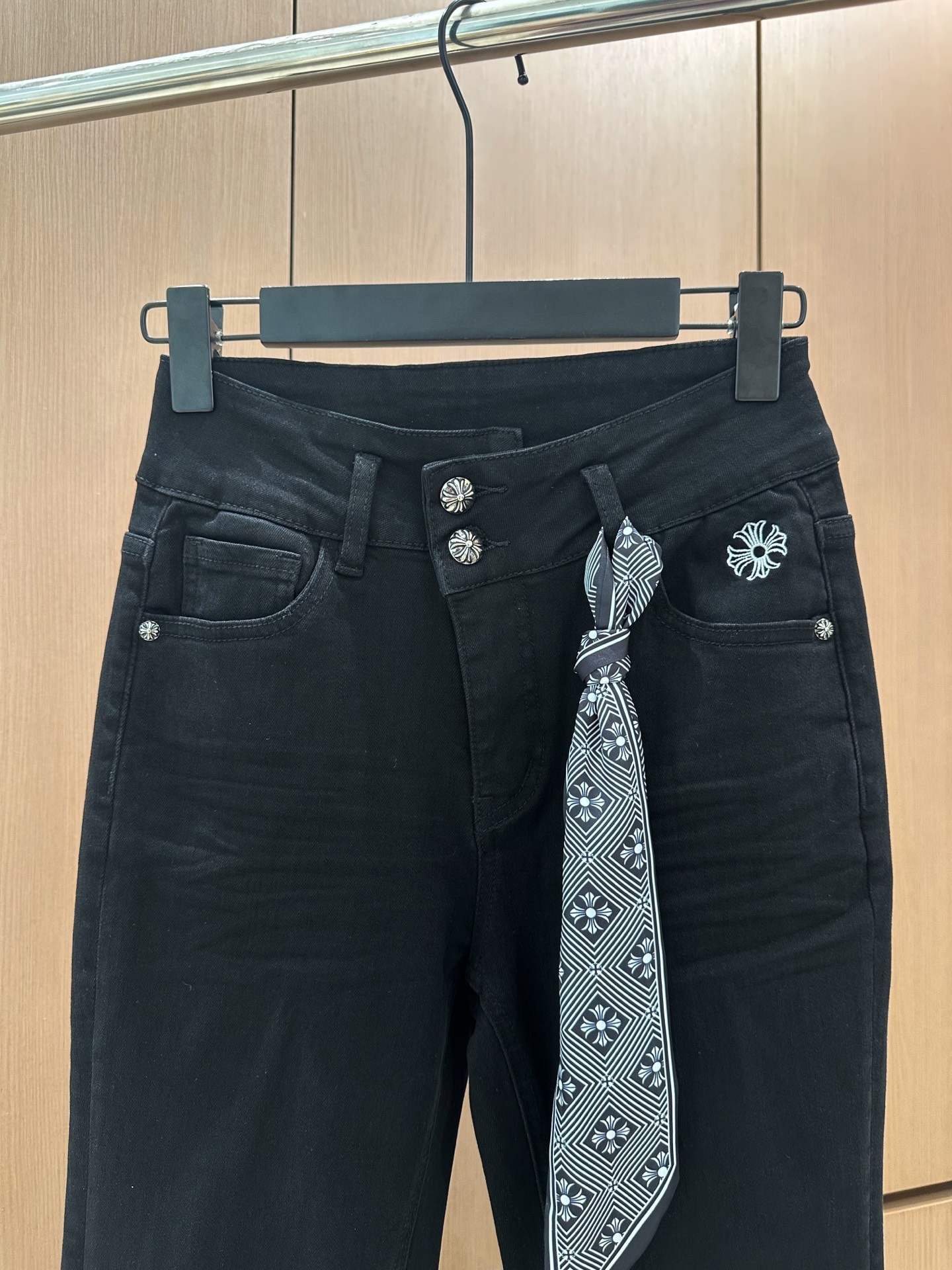 🛒𝐍𝐄𝐖 · 𝟐𝟎𝟐5/爆款现货设计师原创｜女神同款丝巾微喇牛仔裤 这款牛仔裤选用优质面料，工艺渐变色洗