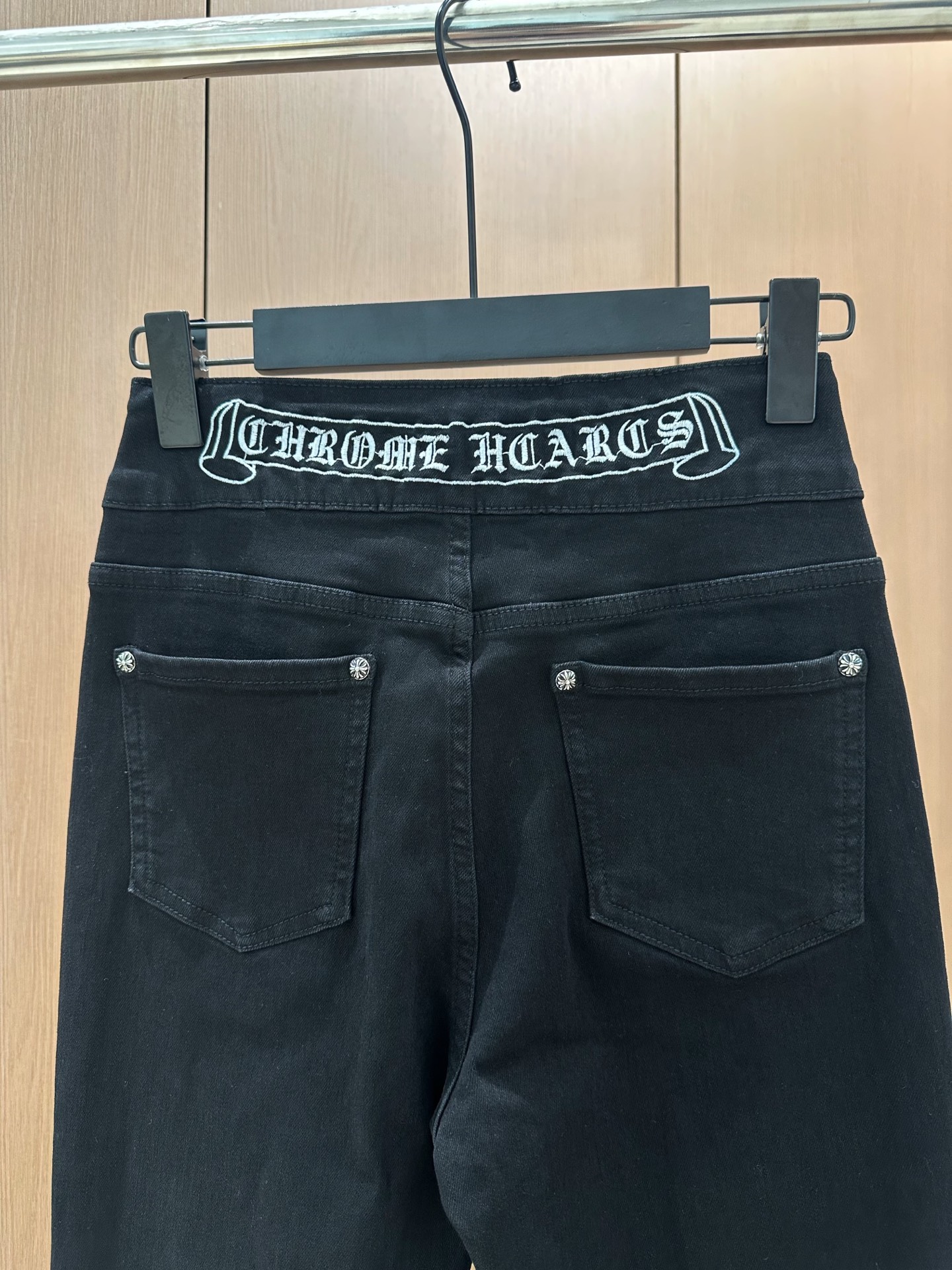 🛒𝐍𝐄𝐖 · 𝟐𝟎𝟐5/爆款现货设计师原创｜女神同款丝巾微喇牛仔裤 这款牛仔裤选用优质面料，工艺渐变色洗