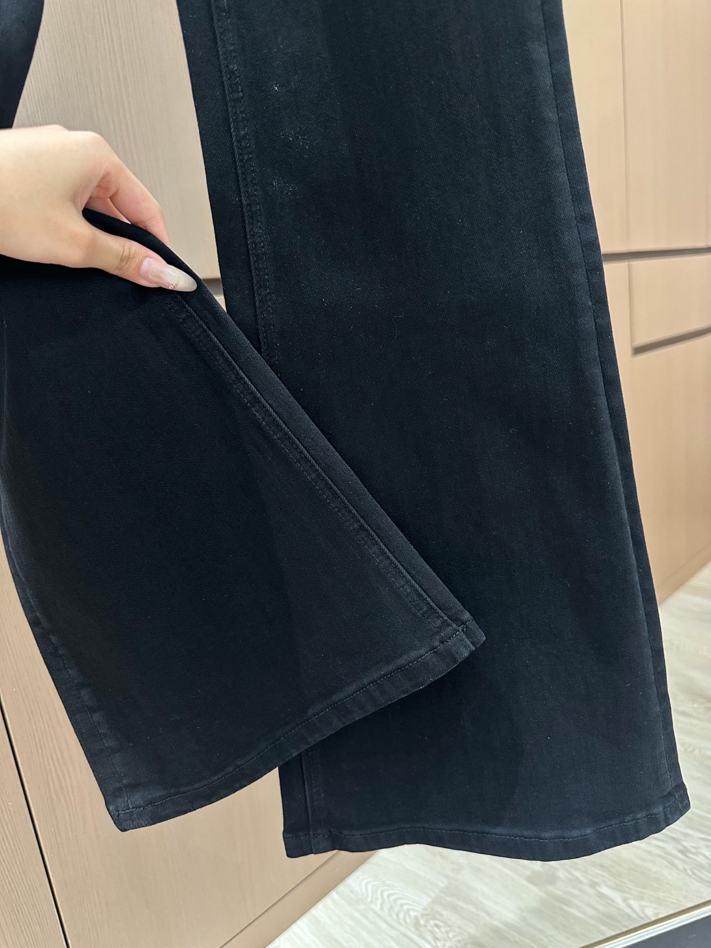 🛒𝐍𝐄𝐖 · 𝟐𝟎𝟐5/爆款现货设计师原创｜女神同款丝巾微喇牛仔裤 这款牛仔裤选用优质面料，工艺渐变色洗