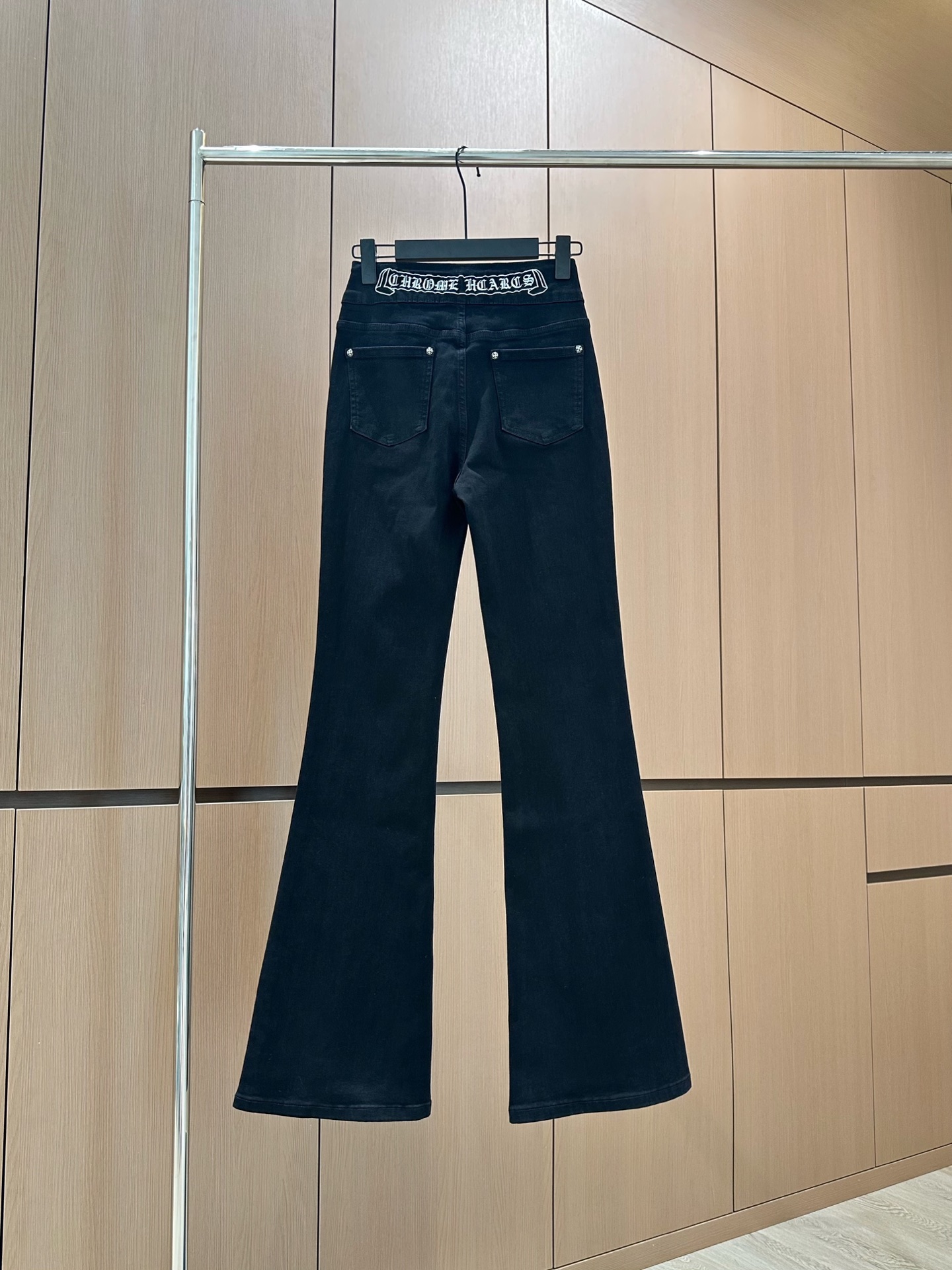 🛒𝐍𝐄𝐖 · 𝟐𝟎𝟐5/爆款现货设计师原创｜女神同款丝巾微喇牛仔裤 这款牛仔裤选用优质面料，工艺渐变色洗