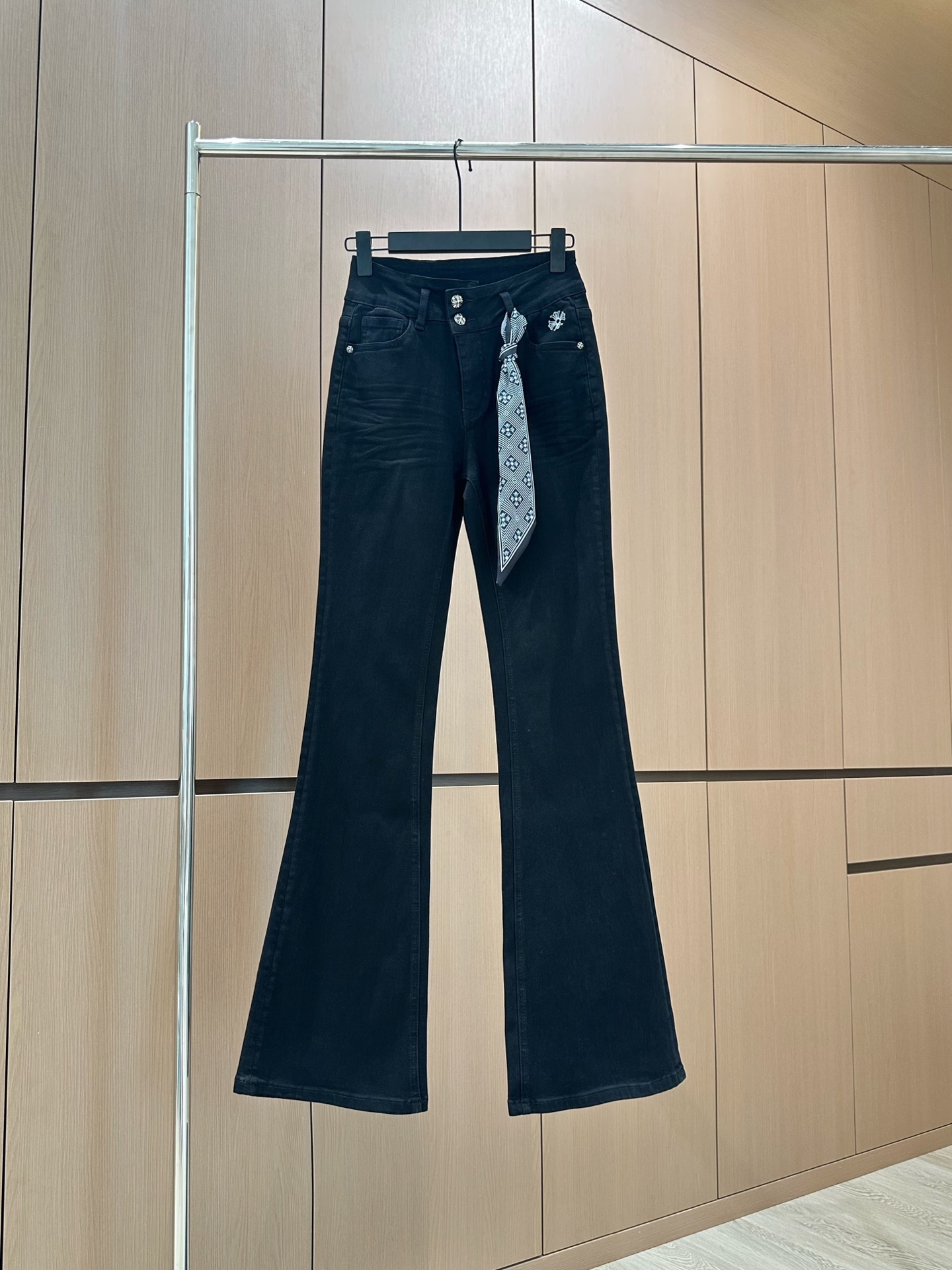 🛒𝐍𝐄𝐖 · 𝟐𝟎𝟐5/爆款现货设计师原创｜女神同款丝巾微喇牛仔裤 这款牛仔裤选用优质面料，工艺渐变色洗