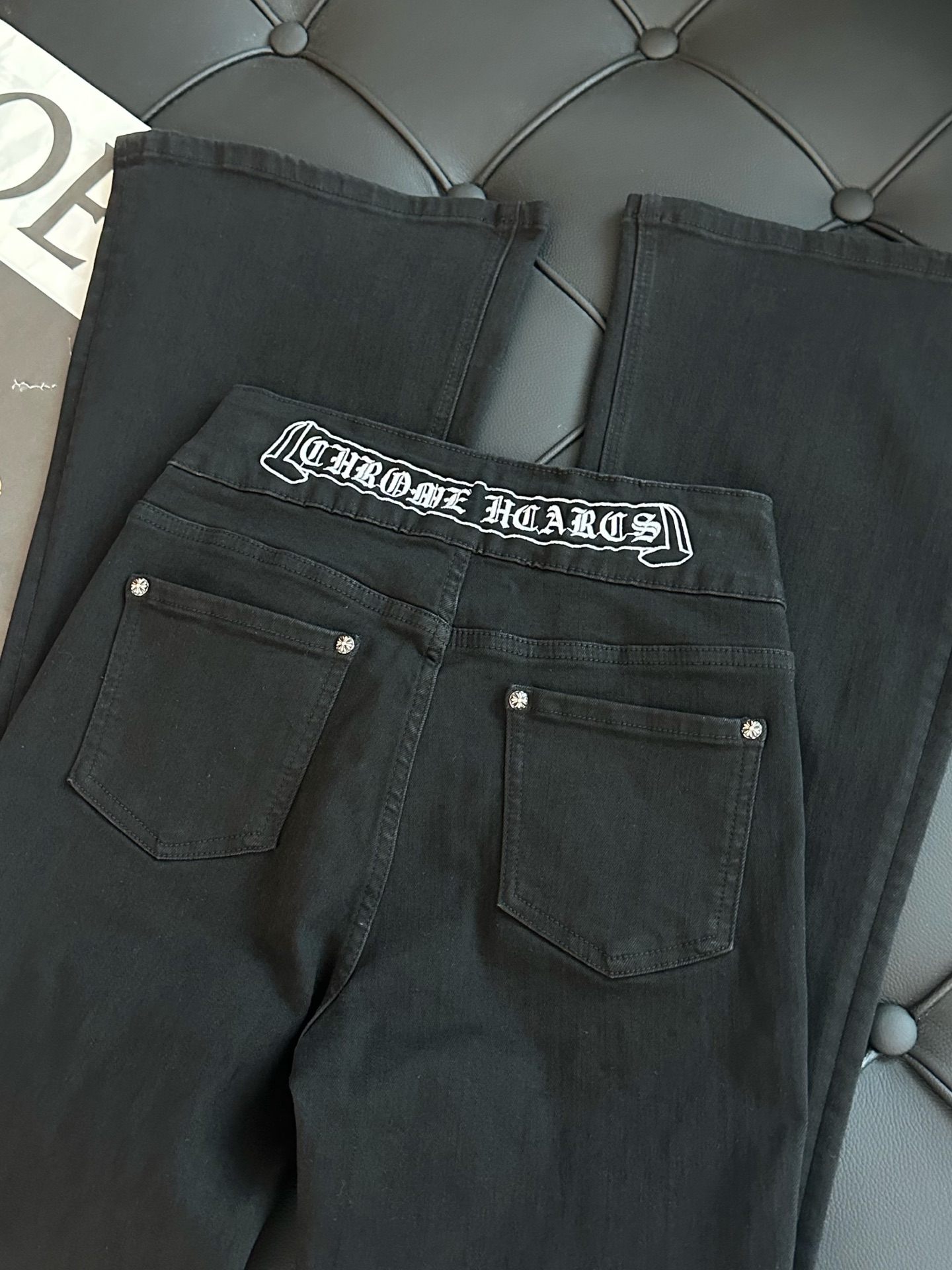 🛒𝐍𝐄𝐖 · 𝟐𝟎𝟐5/爆款现货设计师原创｜女神同款丝巾微喇牛仔裤 这款牛仔裤选用优质面料，工艺渐变色洗