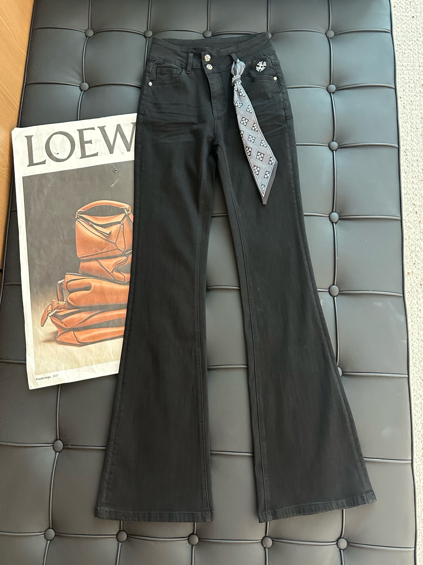 🛒𝐍𝐄𝐖 · 𝟐𝟎𝟐5/爆款现货设计师原创｜女神同款丝巾微喇牛仔裤 这款牛仔裤选用优质面料，工艺渐变色洗