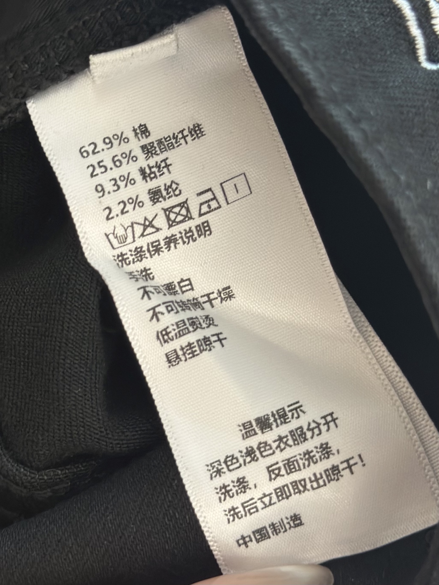 🛒𝐍𝐄𝐖 · 𝟐𝟎𝟐5/爆款现货设计师原创｜女神同款丝巾微喇牛仔裤 这款牛仔裤选用优质面料，工艺渐变色洗