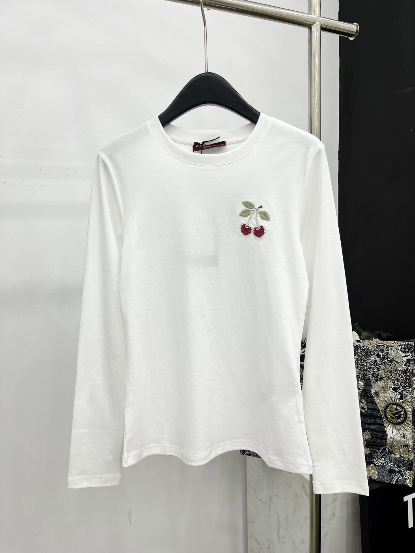 🛒𝐍𝐄𝐖 · 𝟐𝟎𝟐5/爆款现货原单品质 Gucc*｜25早秋新款重工樱桃🍒订珠圆领长袖T恤立体装饰工艺